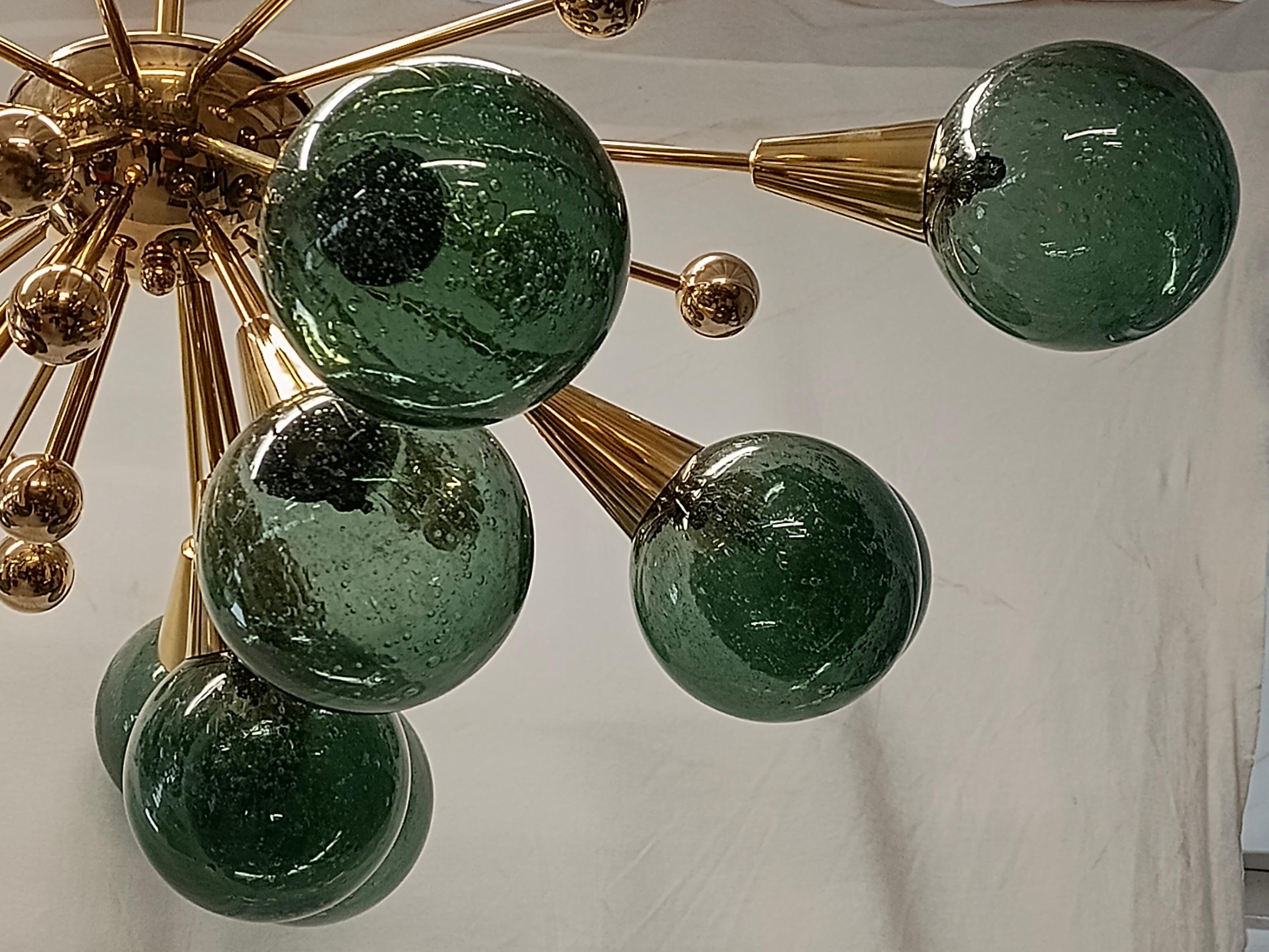 Murano Sputnik Spherical Green Glass and Brass Chandelier, 1990 In Good Condition For Sale In Rome, IT