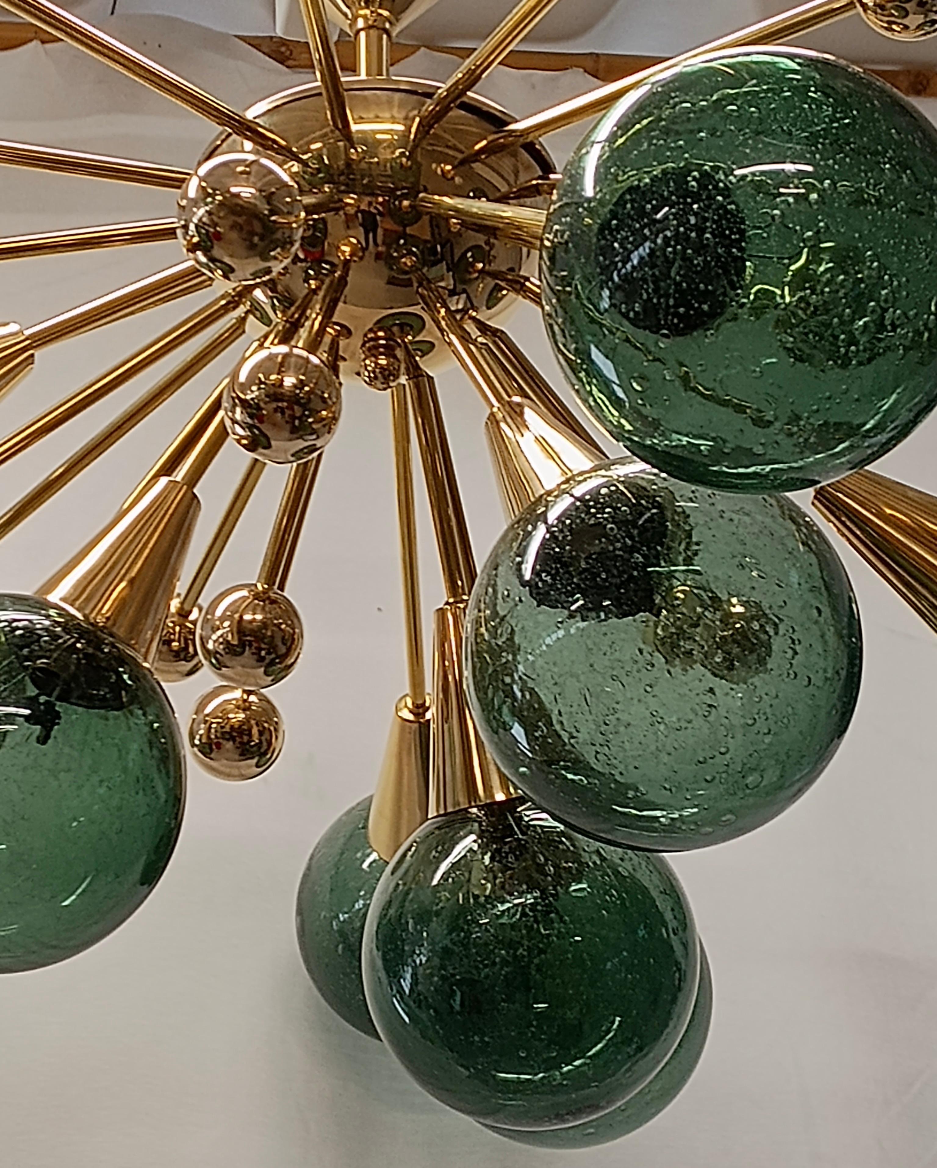 Kugelförmiger Sputnik-Kronleuchter aus grünem Muranoglas und Messing, 1990 im Angebot 1