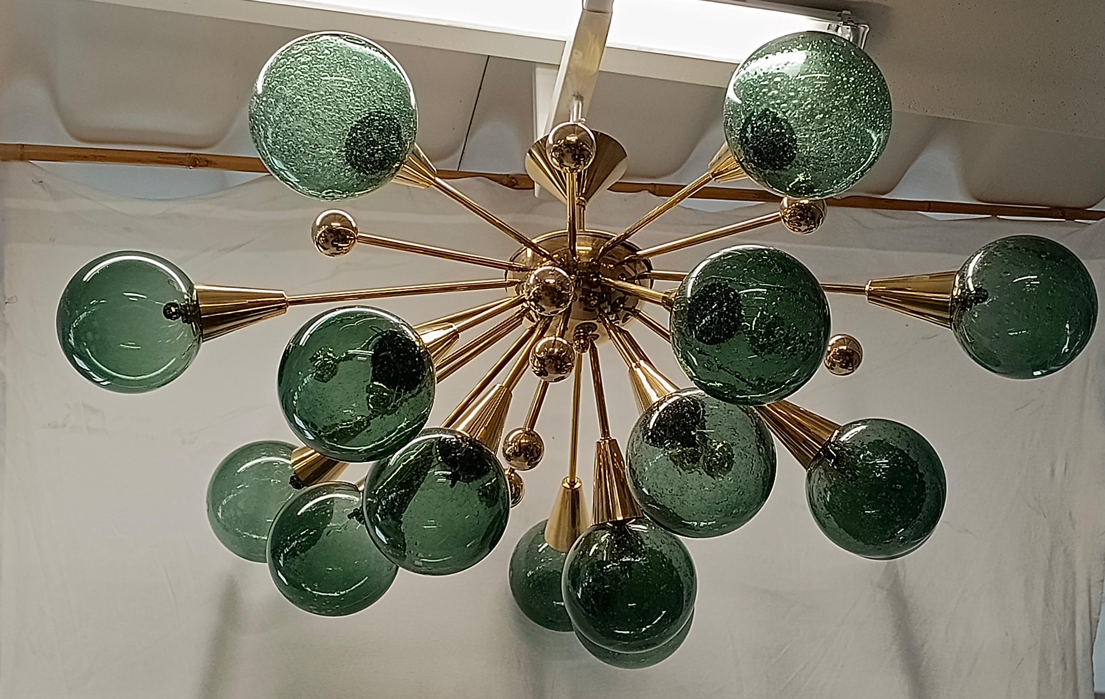 Kugelförmiger Sputnik-Kronleuchter aus grünem Muranoglas und Messing, 1990 im Angebot 2
