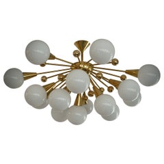 Lustre et pendentif du milieu du siècle en verre d'art blanc et laiton de Murano, 2000