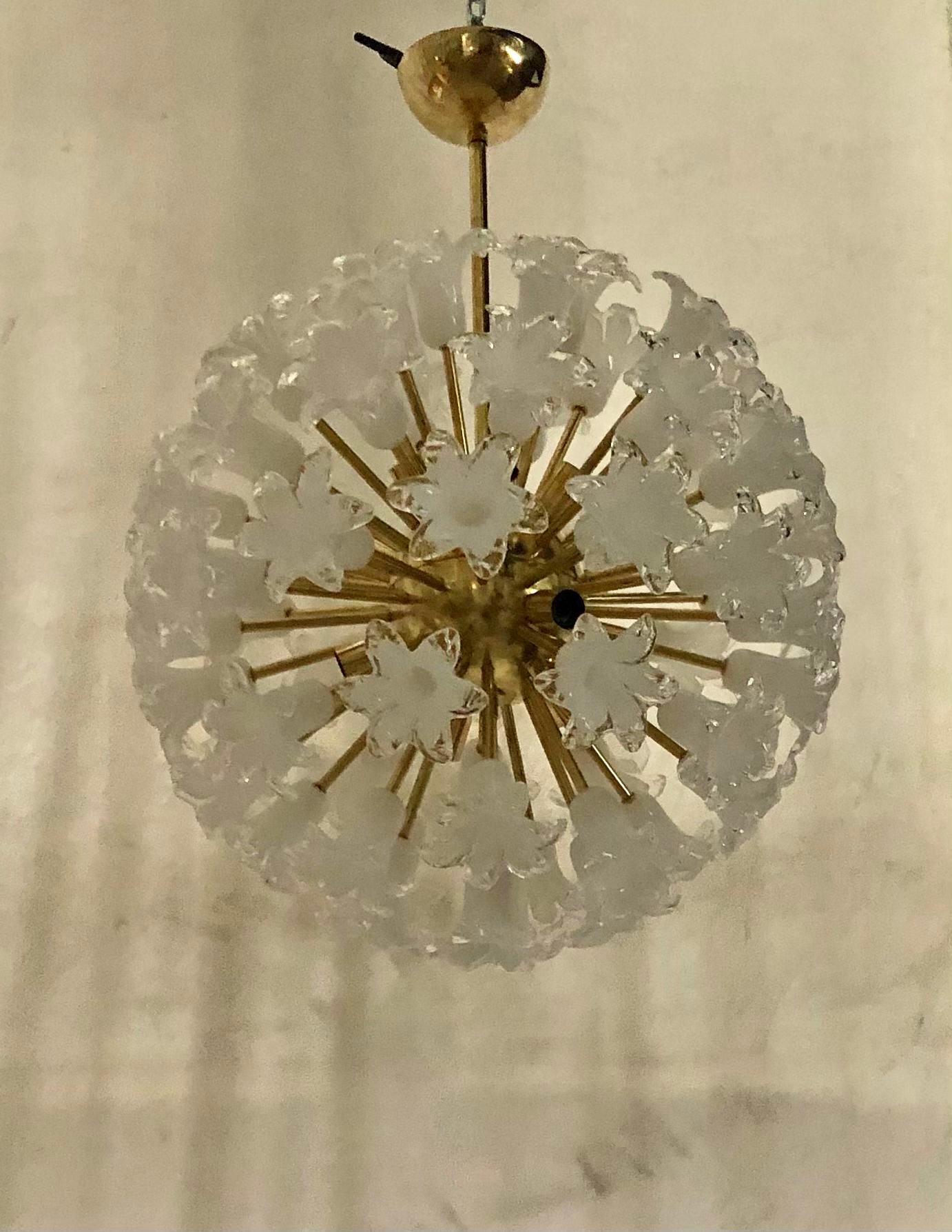 Murano Sputnik White Flowers Art Glass Midcentury Chandelier, 1980 For Sale 3