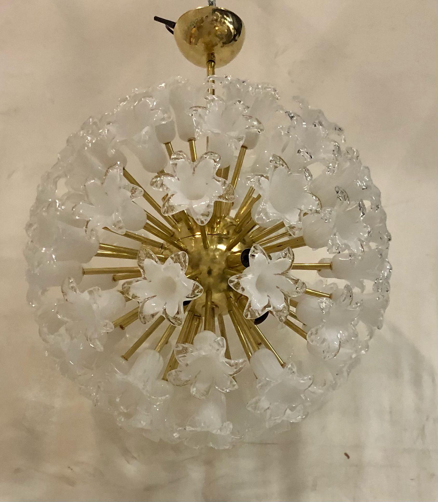 Die großen Glasblumen bilden diesen Murano-Kronleuchter aus dem Jahr 1980. Ein klassischer Sputnik aus der Mitte des Jahrhunderts.

Der Kronleuchter besteht aus einer großen zentralen Kugel, in die Messingstäbe geschraubt sind, über denen weiße