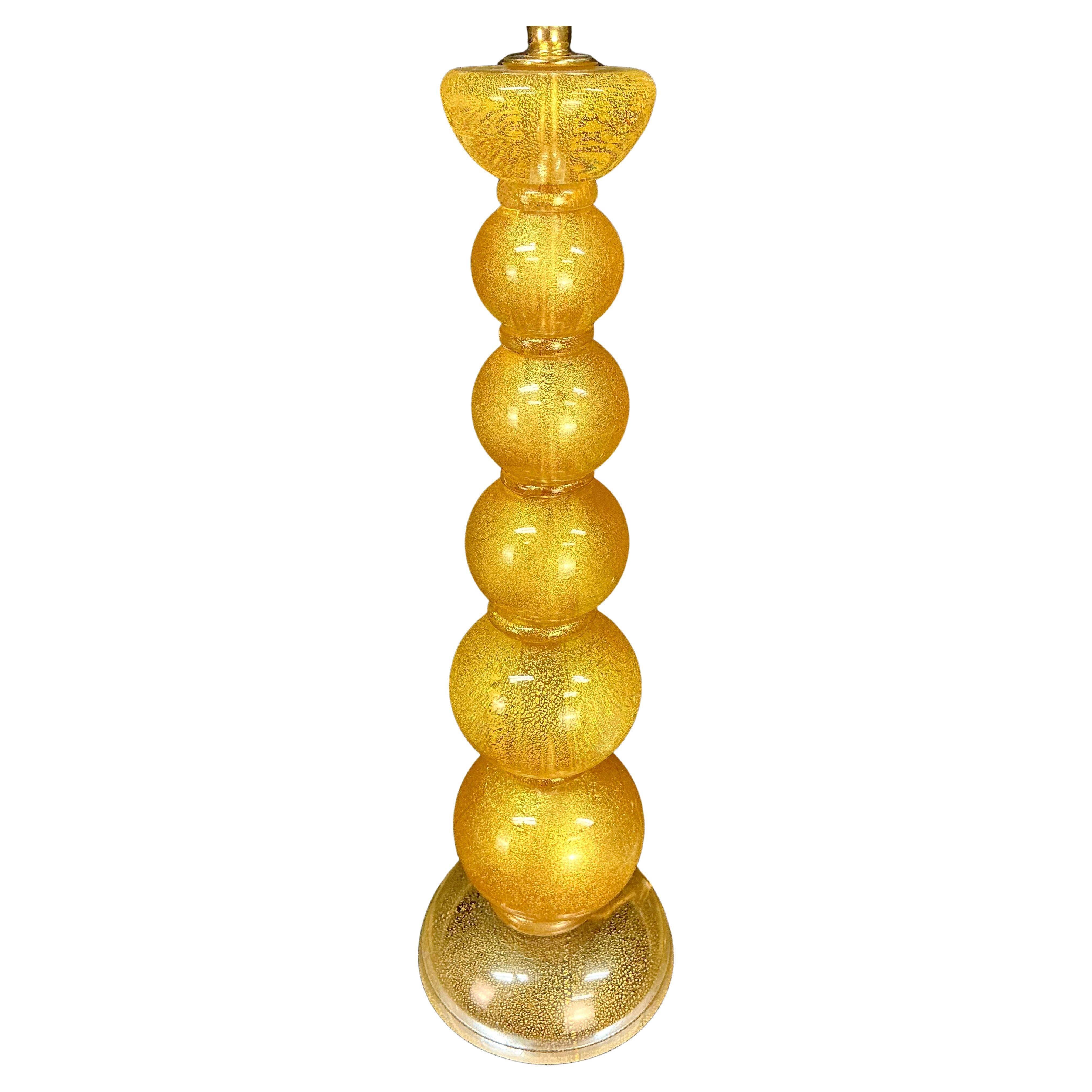 Sehr schwere Vintage Italian Murano Art Glass Tischlampe. Atemberaubende mundgeblasene Lampe aus Murano, Italien - bekannt für die jahrhundertelange Herstellung von hochwertigem Glas - diese Lampe verfügt über einen luxuriösen Sockel aus