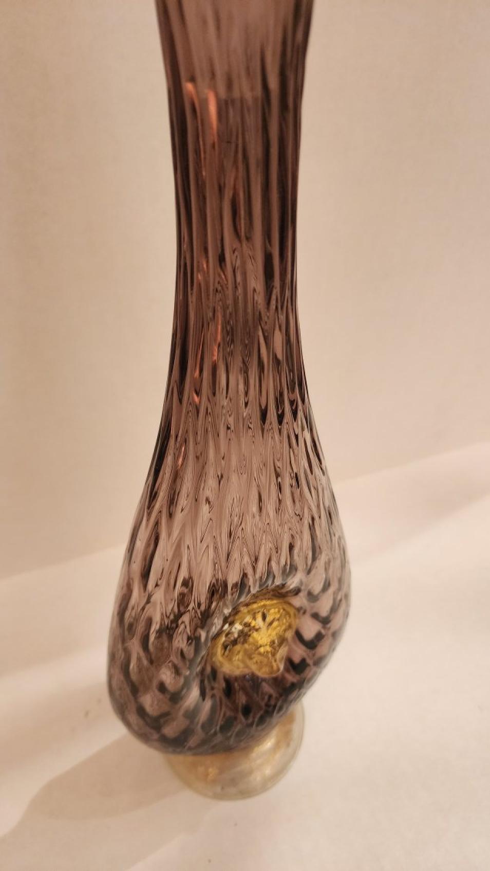 Cette annonce présente une carafe vintage en améthyste et or de style Murano avec une tête de lion et un couvercle en forme de goutte d'eau en or. 

Un décanteur est un récipient utilisé pour la décantation d'un liquide pouvant contenir des