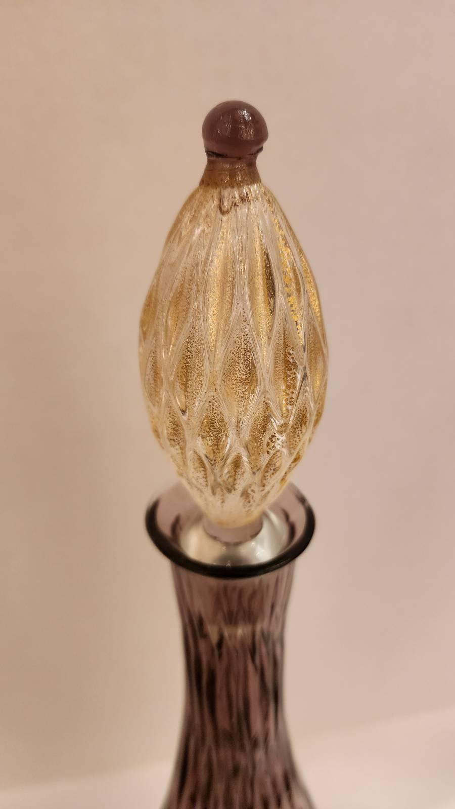 italien Carafe en verre doré et améthyste de style Murano en vente