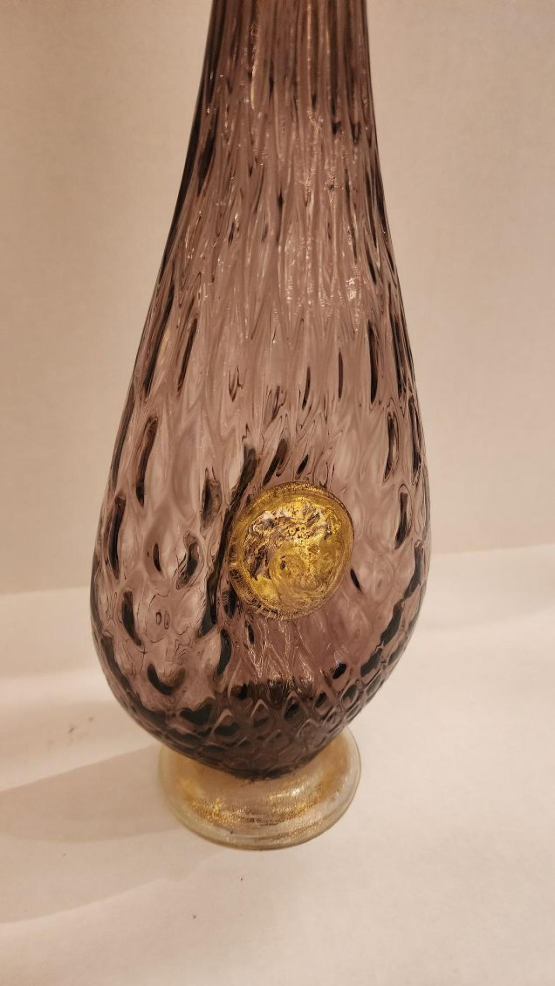 Cuit Carafe en verre doré et améthyste de style Murano en vente