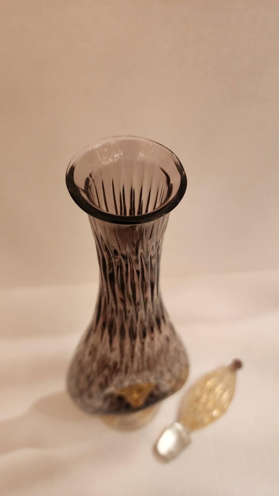 Verre Carafe en verre doré et améthyste de style Murano en vente