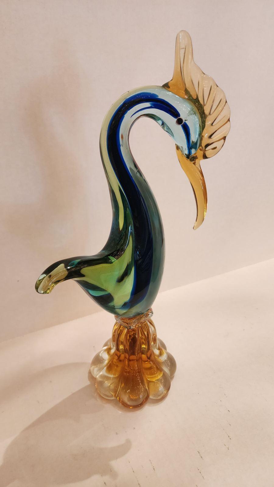 Cette annonce présente une sculpture de grue en verre réalisée dans le style du verre d'art traditionnel de Murano, probablement vers le 20e siècle, et dont l'origine pourrait être l'Italie. 