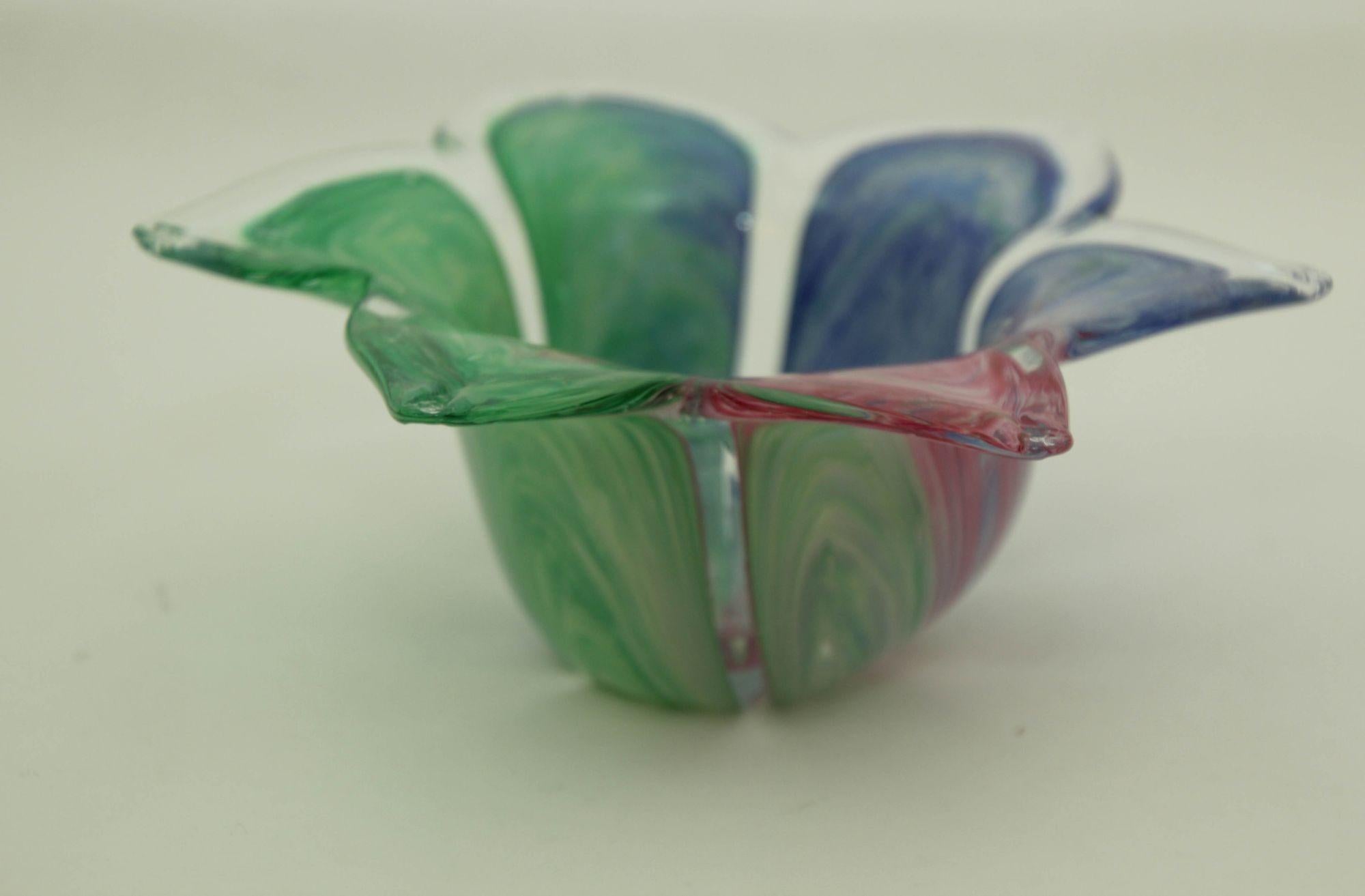 Vintage Murano Style Art Glass Pink Blue Green Flower Petal Shaped Candle Holder, Catchall, Ashtray.
Italienisches Murano Kunstglas Lilie Blume multicolor Briefbeschwerer oder Kerzenhalter, Votiv.
Murano geblasen wirbelte rosa, blau, grün Lilie
