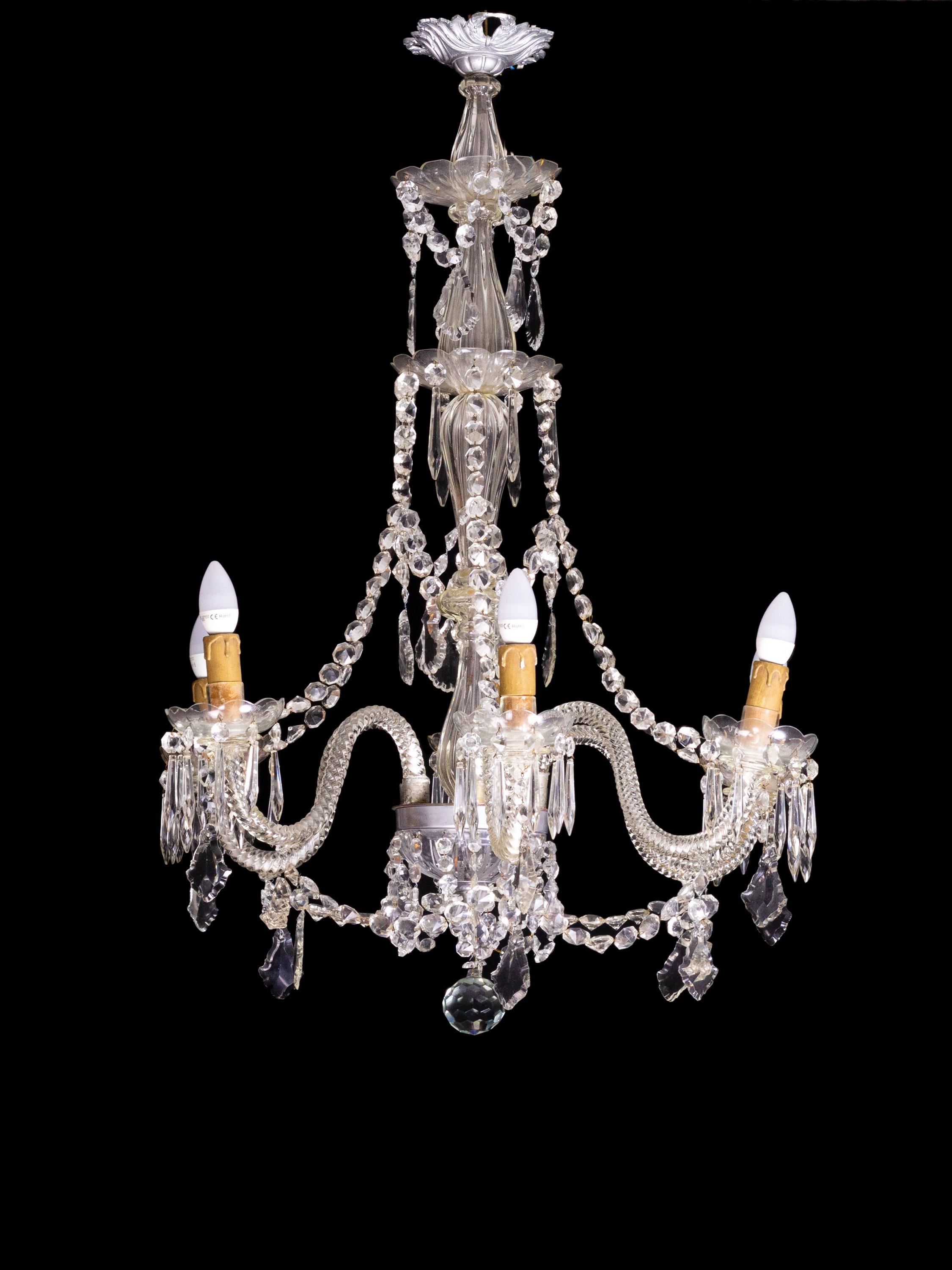 Ein sechsarmiger Kronleuchter im Murano-Stil, handgefertigt aus geblasenem Glas und reich verziert mit geschliffenen Anhängern und Glasperlen. Diese Leuchte aus dem 20. Jahrhundert erinnert mit ihren fließenden Formen und ihrem lichtreflektierenden