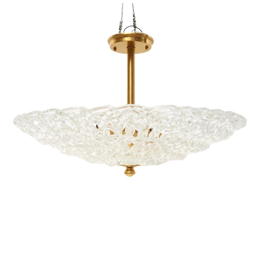 Elegant et intemporel, ce plafonnier semi-affleurant capture l'essence de l'art classique du verre de Murano. Le luminaire est fabriqué à partir de ce qui semble être du verre crocheté, chaque brin étant délicatement tissé pour créer une silhouette