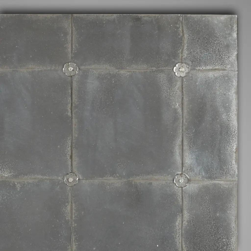 Ce miroir de café de style Murano est une reproduction fidèle des 