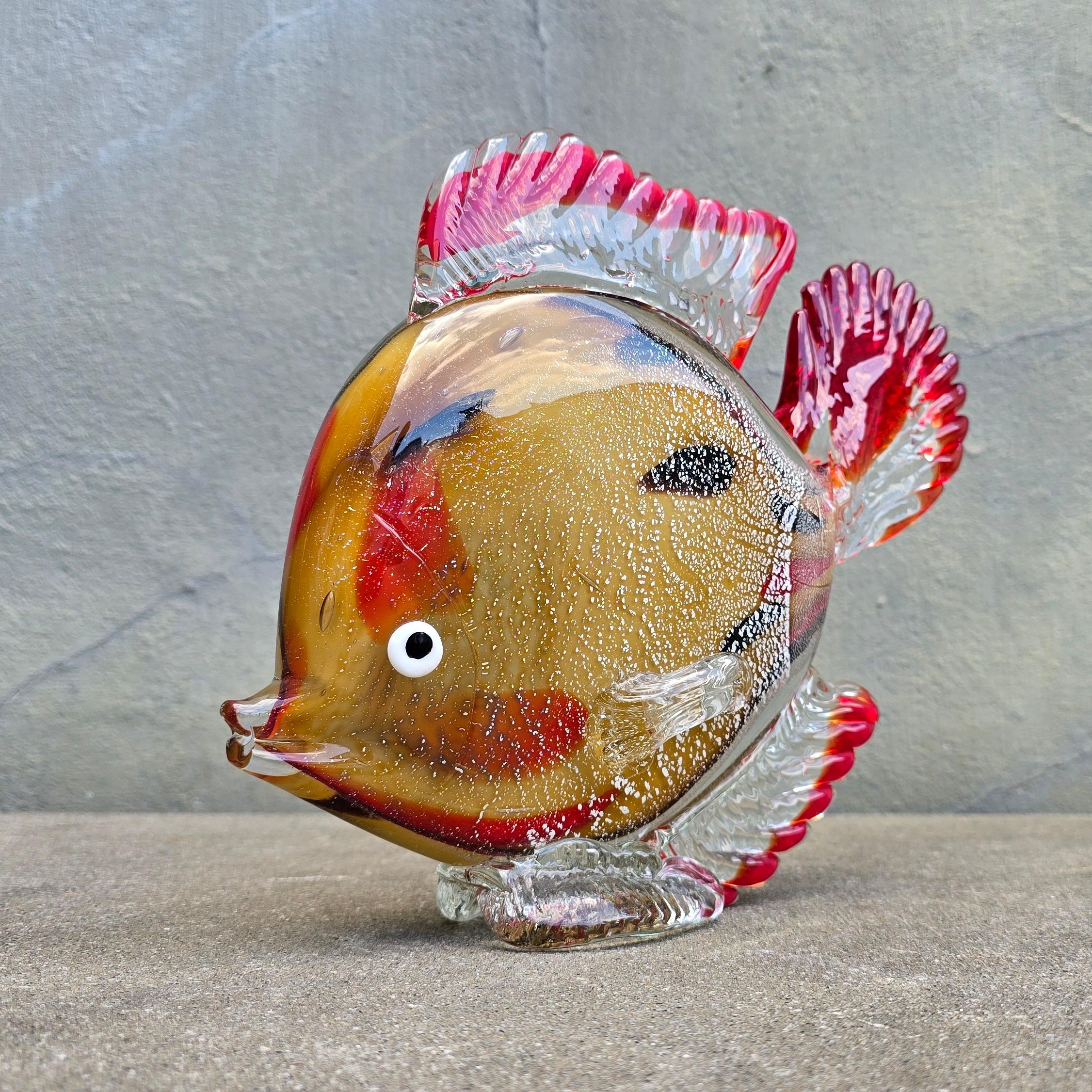 Murano-Stil mundgeblasene Kunstglas-Fisch-Skulptur, rot & bernsteinfarben, 30cm

Elegante Fischskulptur aus mundgeblasenem Glas im Murano-Stil mit leuchtenden Bernstein-, Rot- und Schwarztönen und klaren gerippten Flossen. Luftblasen im Glas