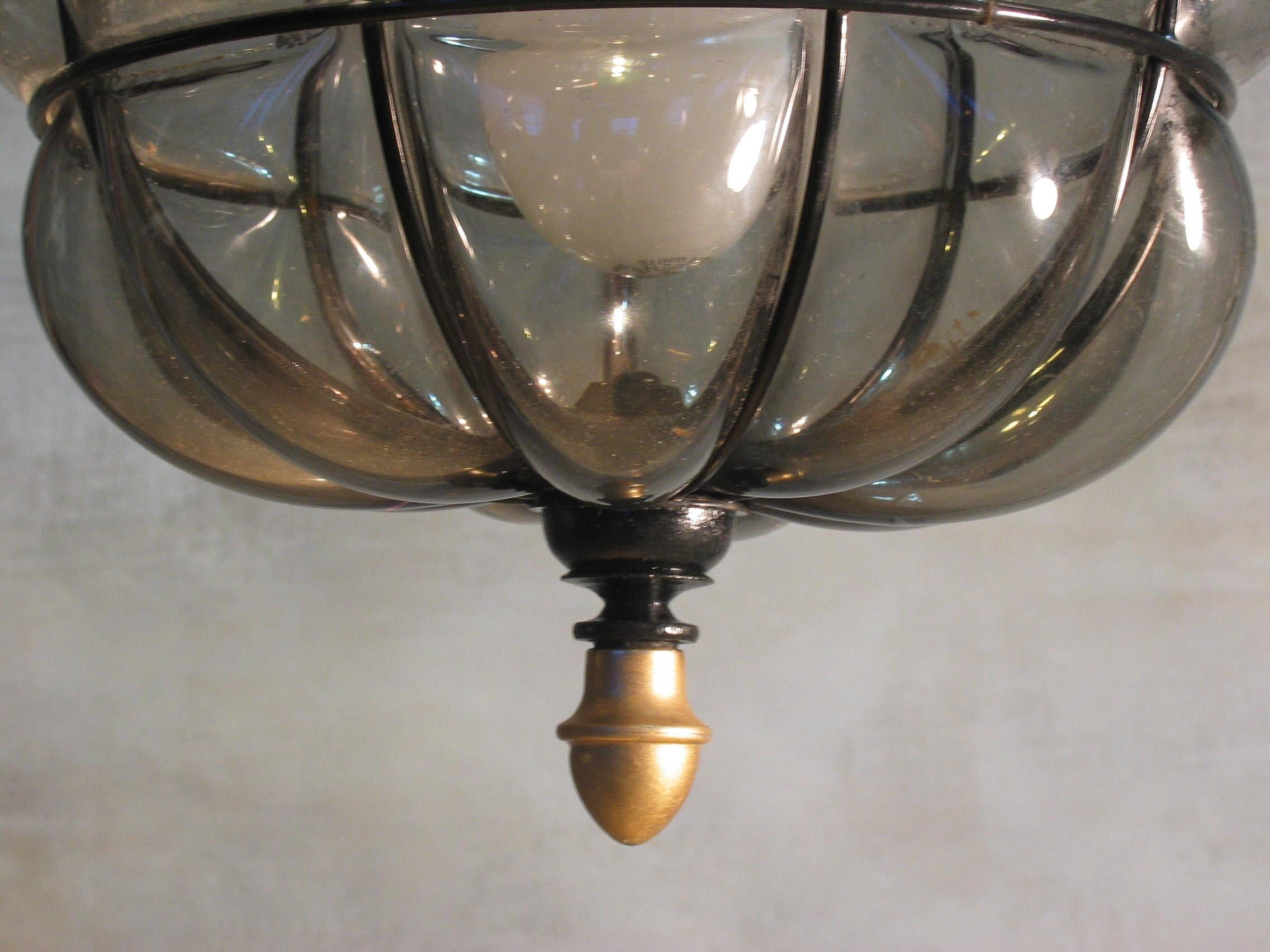 Verre Lanterne de salle suspendue de style Murano en verre fumé soufflé à la main en cage, milieu du 20e siècle en vente
