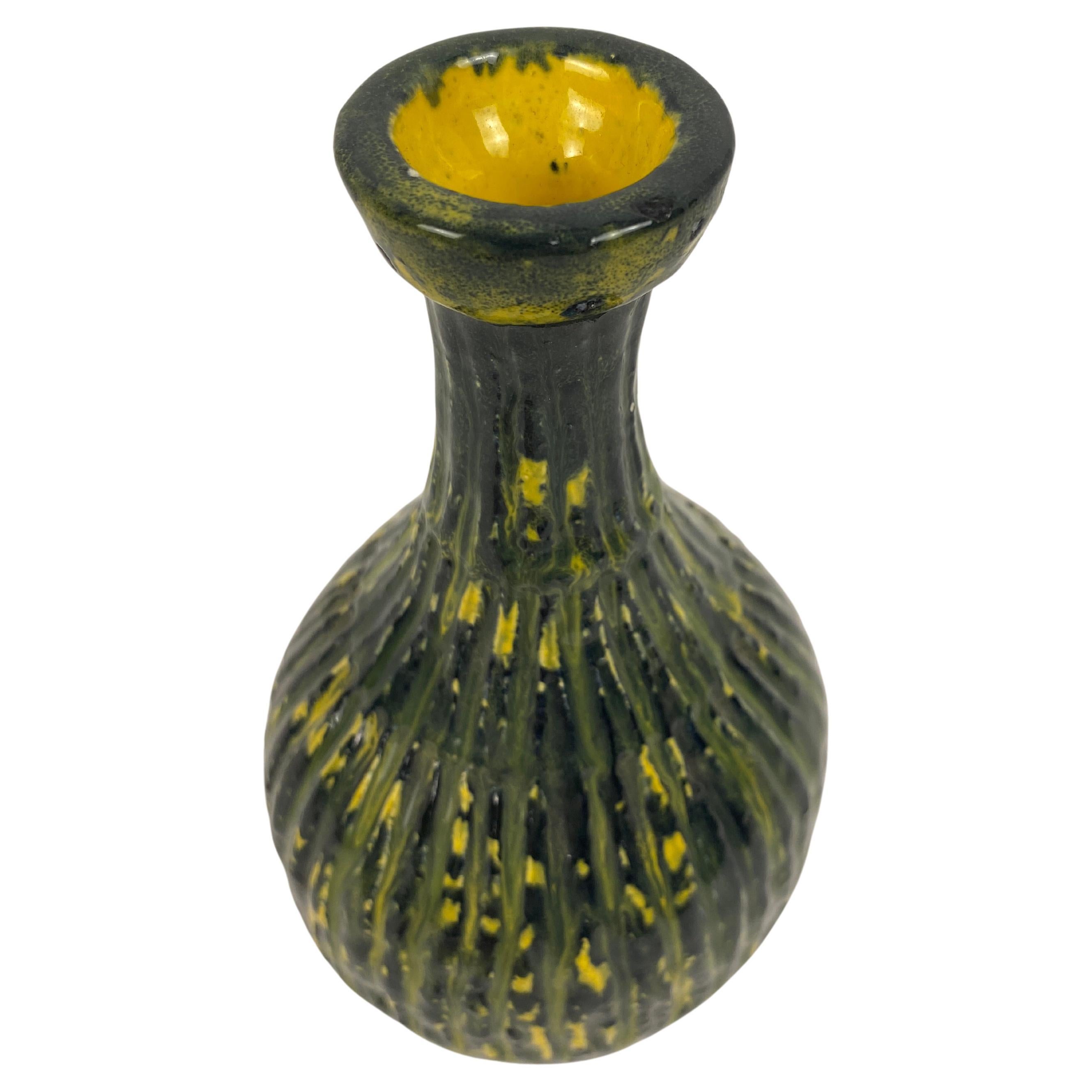 Vase en verre italien du milieu du siècle, superbe vase en verre vert et jaune. 

Ce vase en verre fabriqué à la main est petit par sa taille, mais grand par son style. Il incarne des lignes audacieuses, des teintes vertes et jaunes étonnantes avec