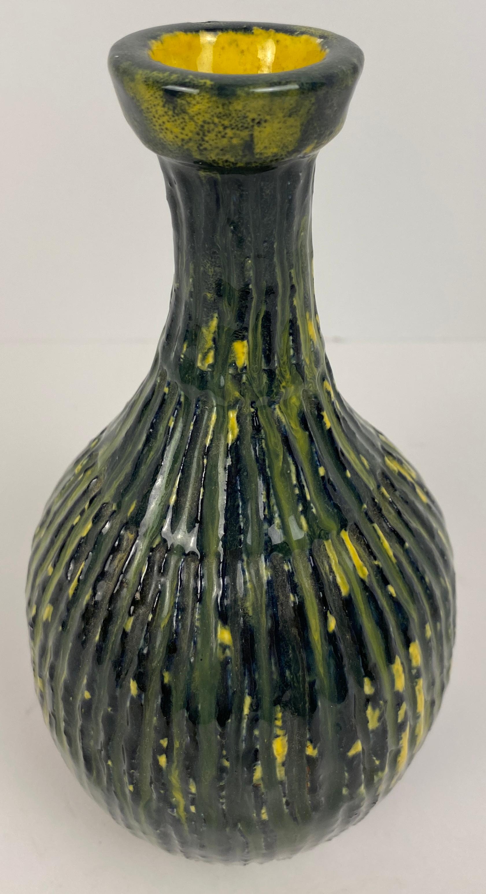 Mid-Century Modern Vase en verre vert et jaune de style Murano du milieu du 20e siècle en vente