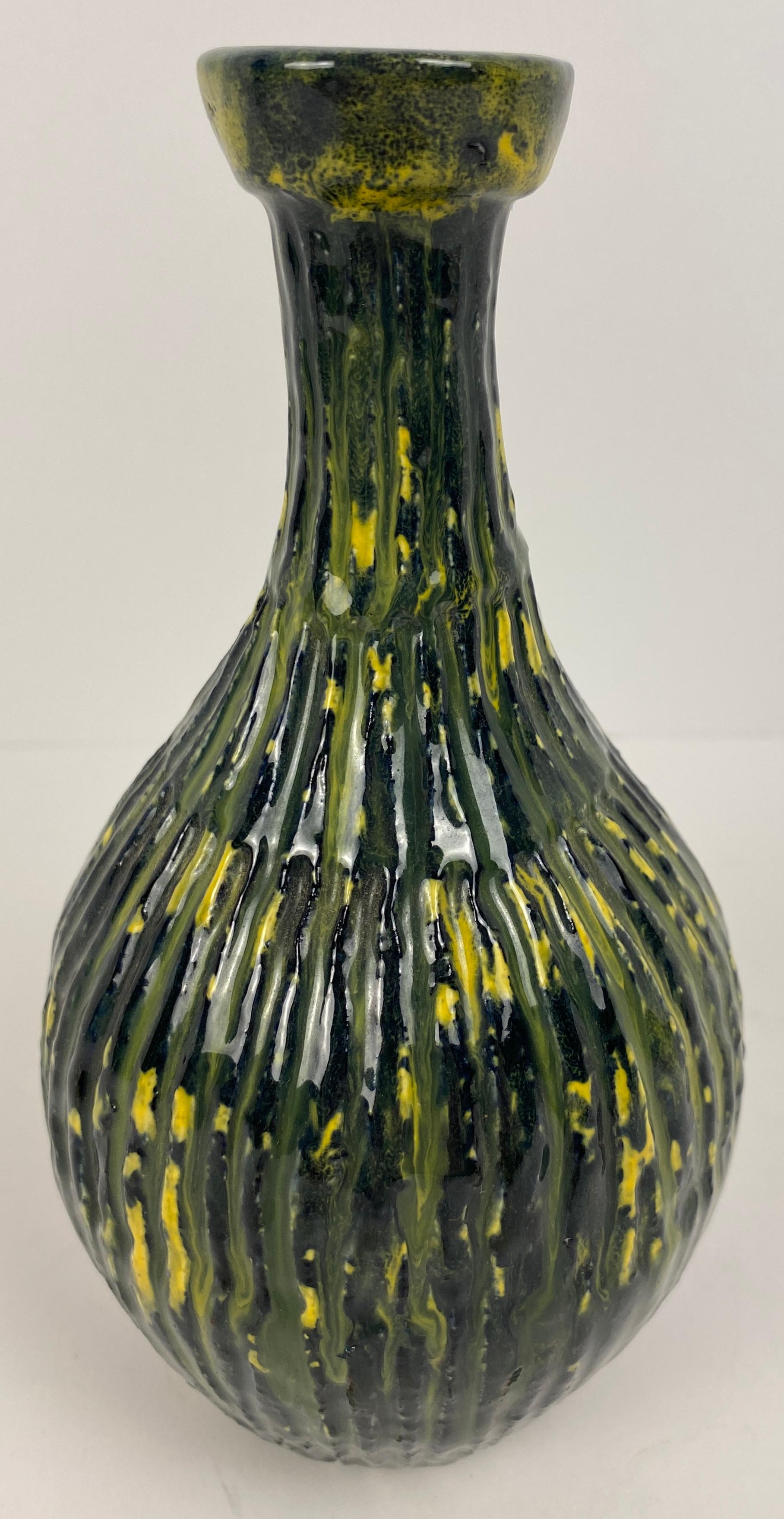Français Vase en verre vert et jaune de style Murano du milieu du 20e siècle en vente