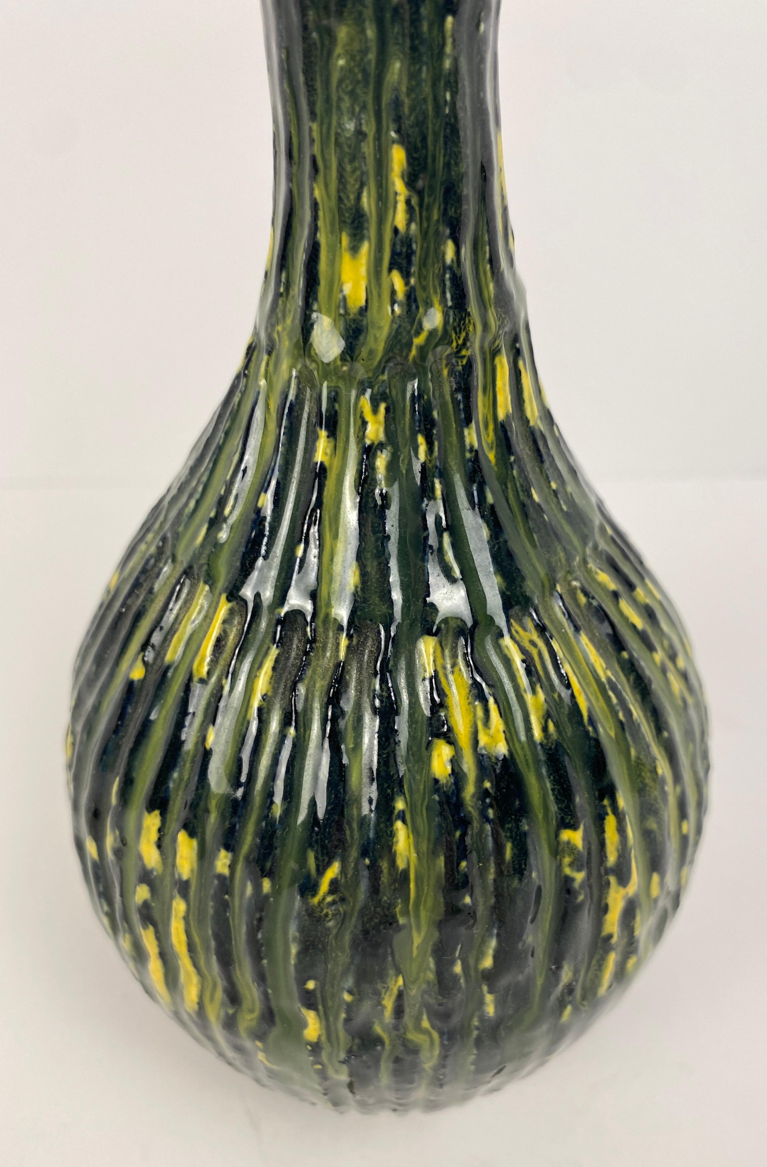 Fait main Vase en verre vert et jaune de style Murano du milieu du 20e siècle en vente
