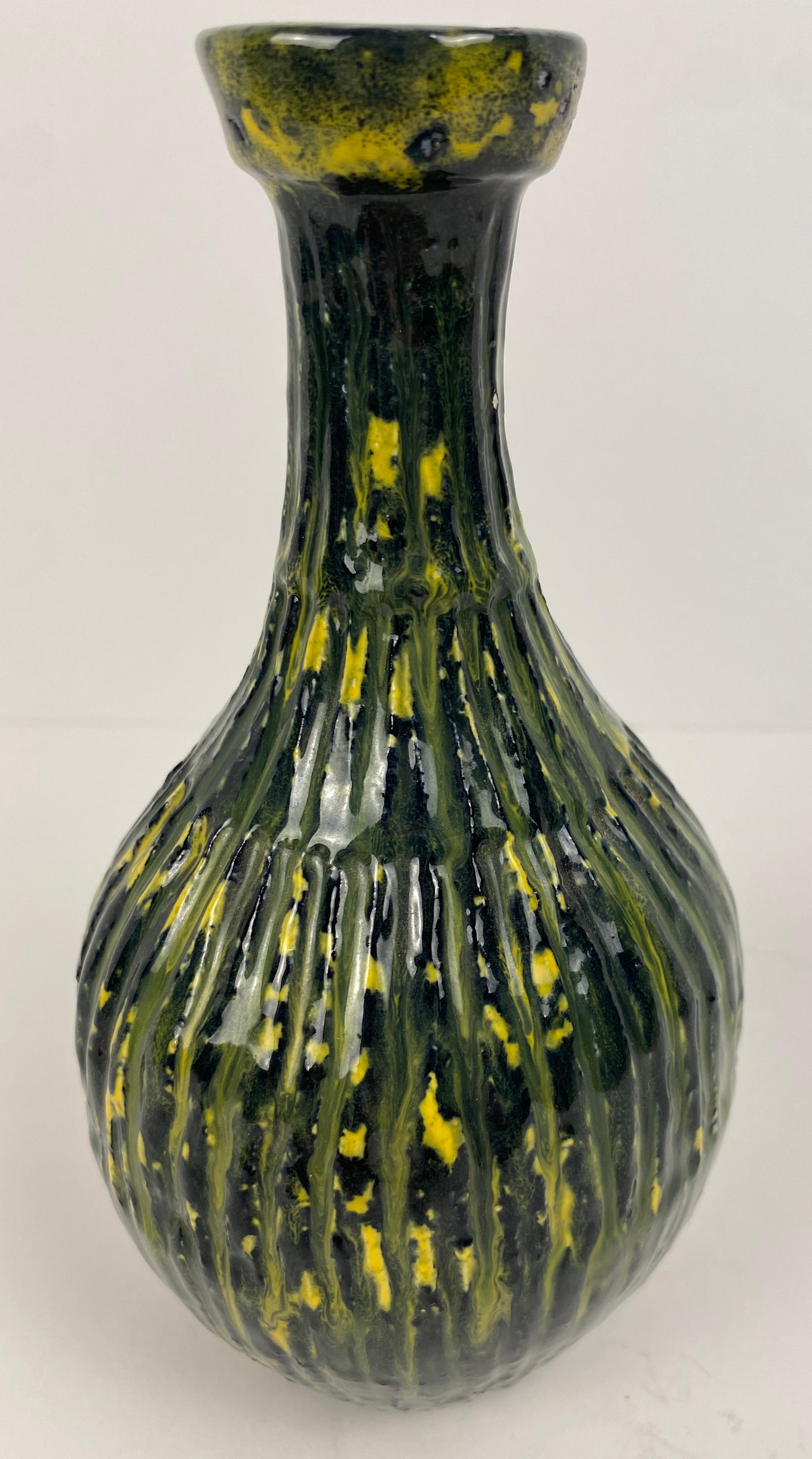Vase en verre vert et jaune de style Murano du milieu du 20e siècle Bon état - En vente à Miami, FL