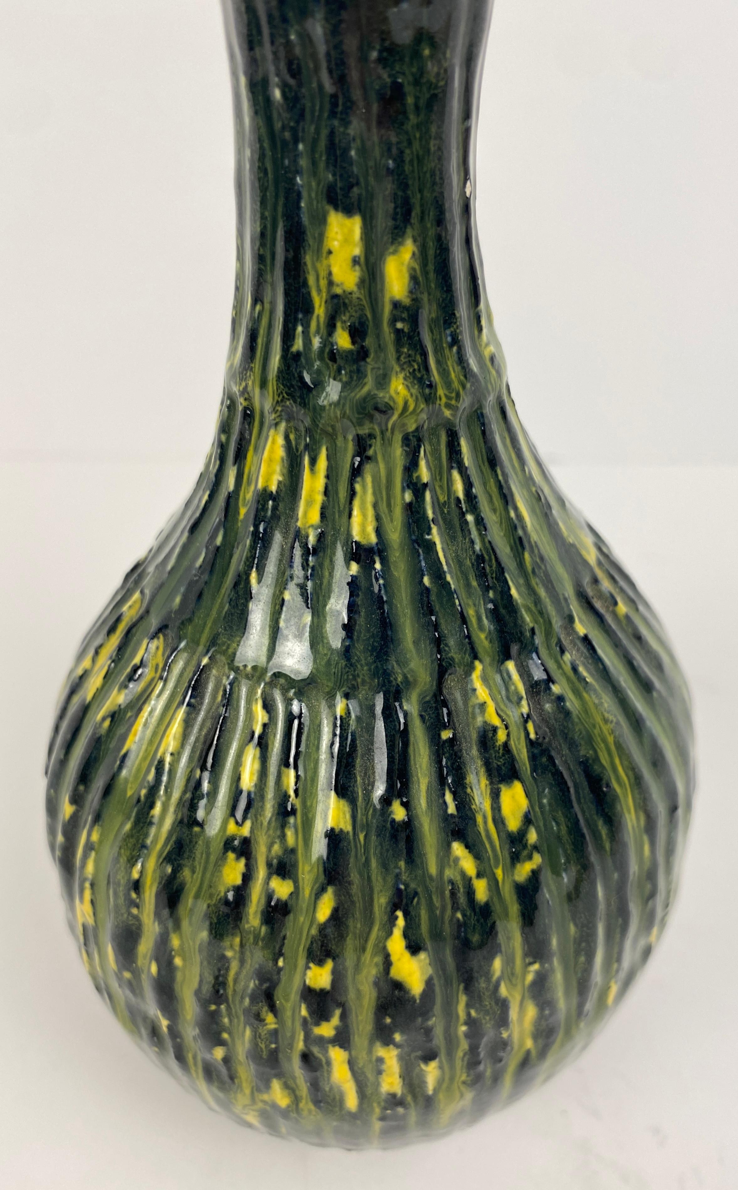 20ième siècle Vase en verre vert et jaune de style Murano du milieu du 20e siècle en vente