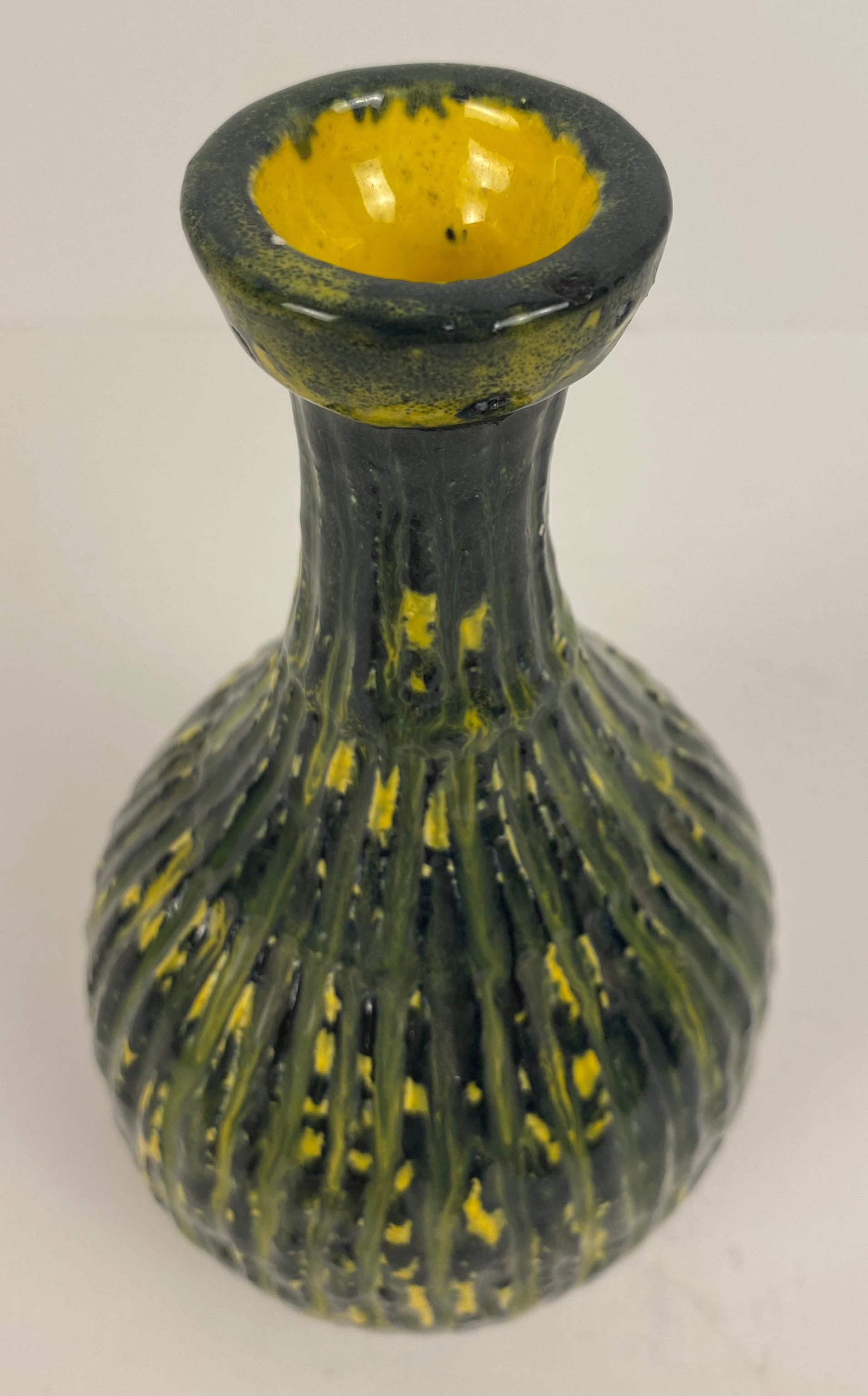 Verre Vase en verre vert et jaune de style Murano du milieu du 20e siècle en vente