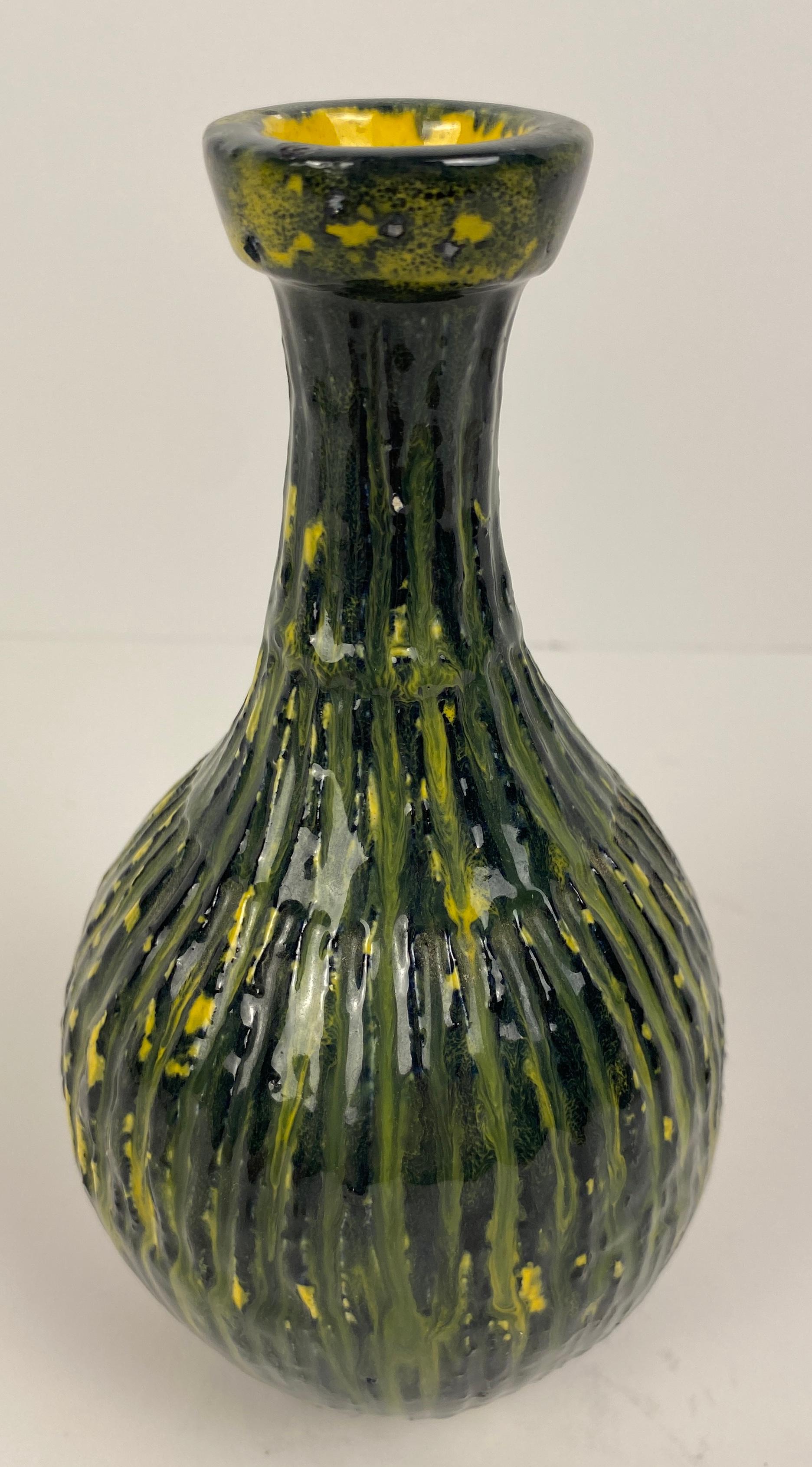 Vase en verre vert et jaune de style Murano du milieu du 20e siècle en vente 1