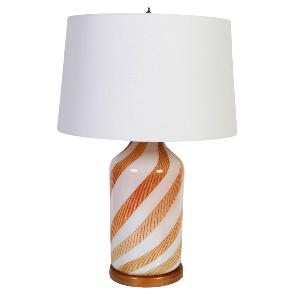 Lampe im Murano-Stil mit ockerfarbenem und weißem Wirbel im Angebot