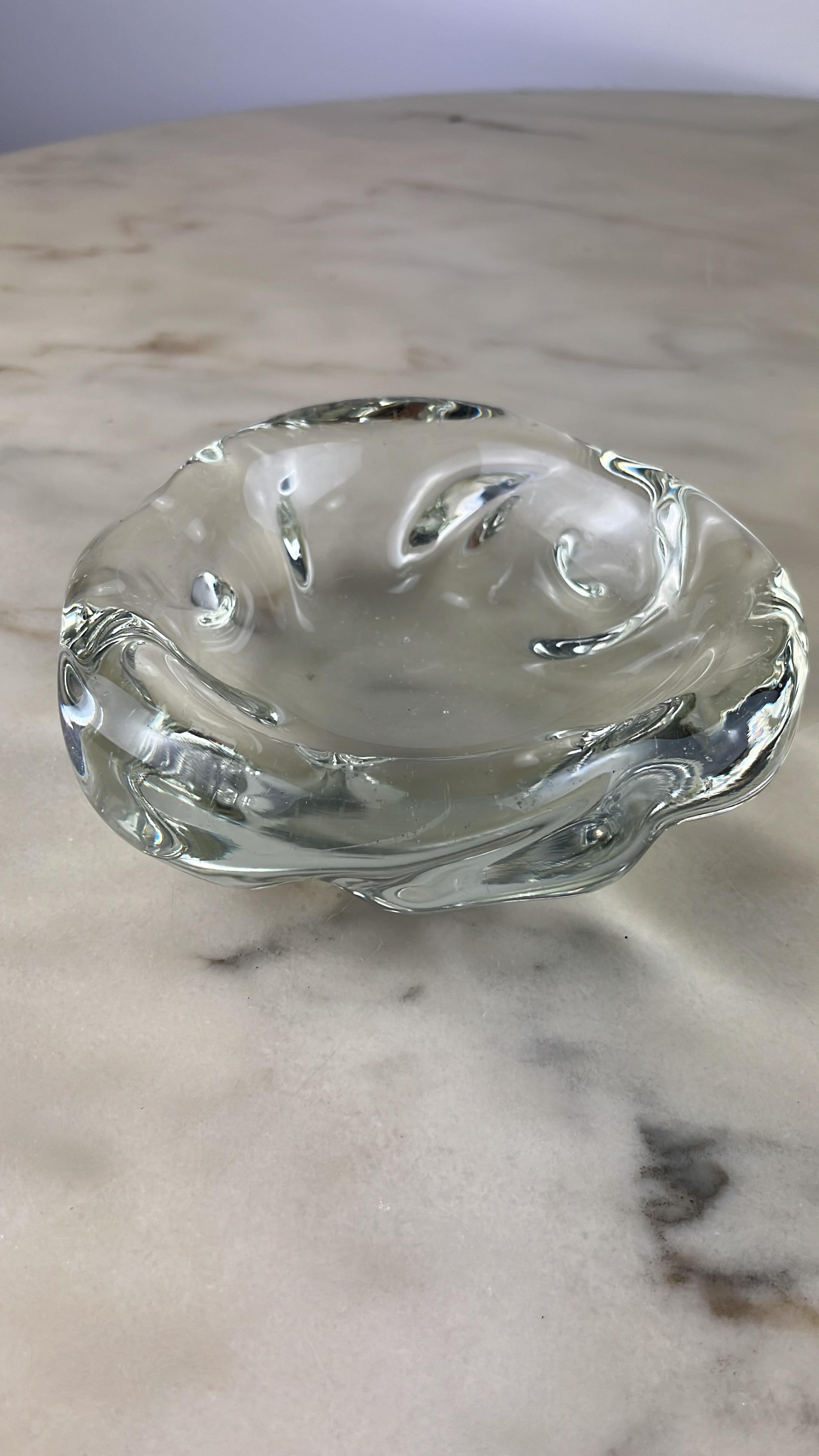 Sommerso glass ashtray from Murano, attributed to Archimede Seguso, Italy, 1950s.
Intact, small signs of aging. Purchased in those years by a doctor for his own professional practice.
