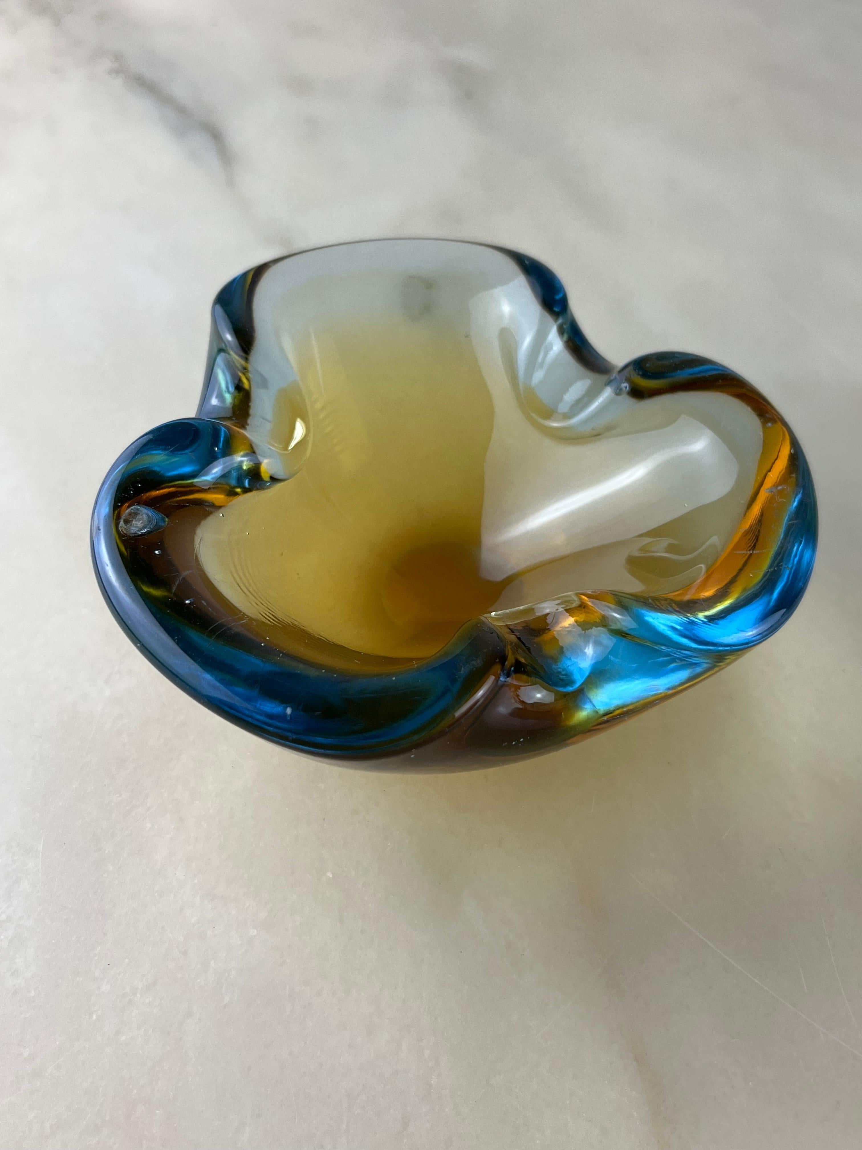 Murano submerged glass ashtray, Italy, 1960s.
Family item, it has small signs of aging and use.