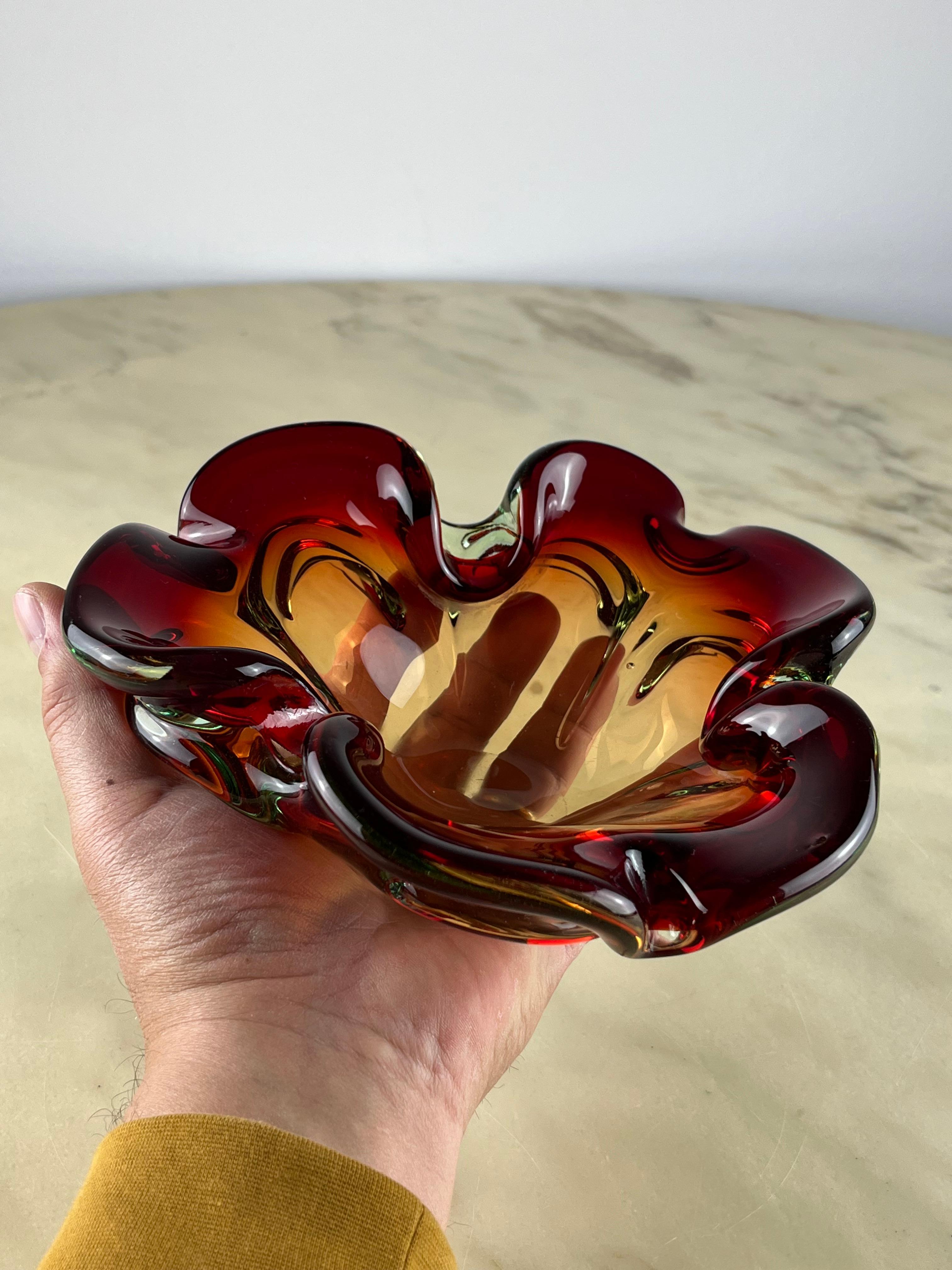 Murano submerged glass ashtray/valet tray, Italy, 1960s.
Family item, it has small signs of aging and use.