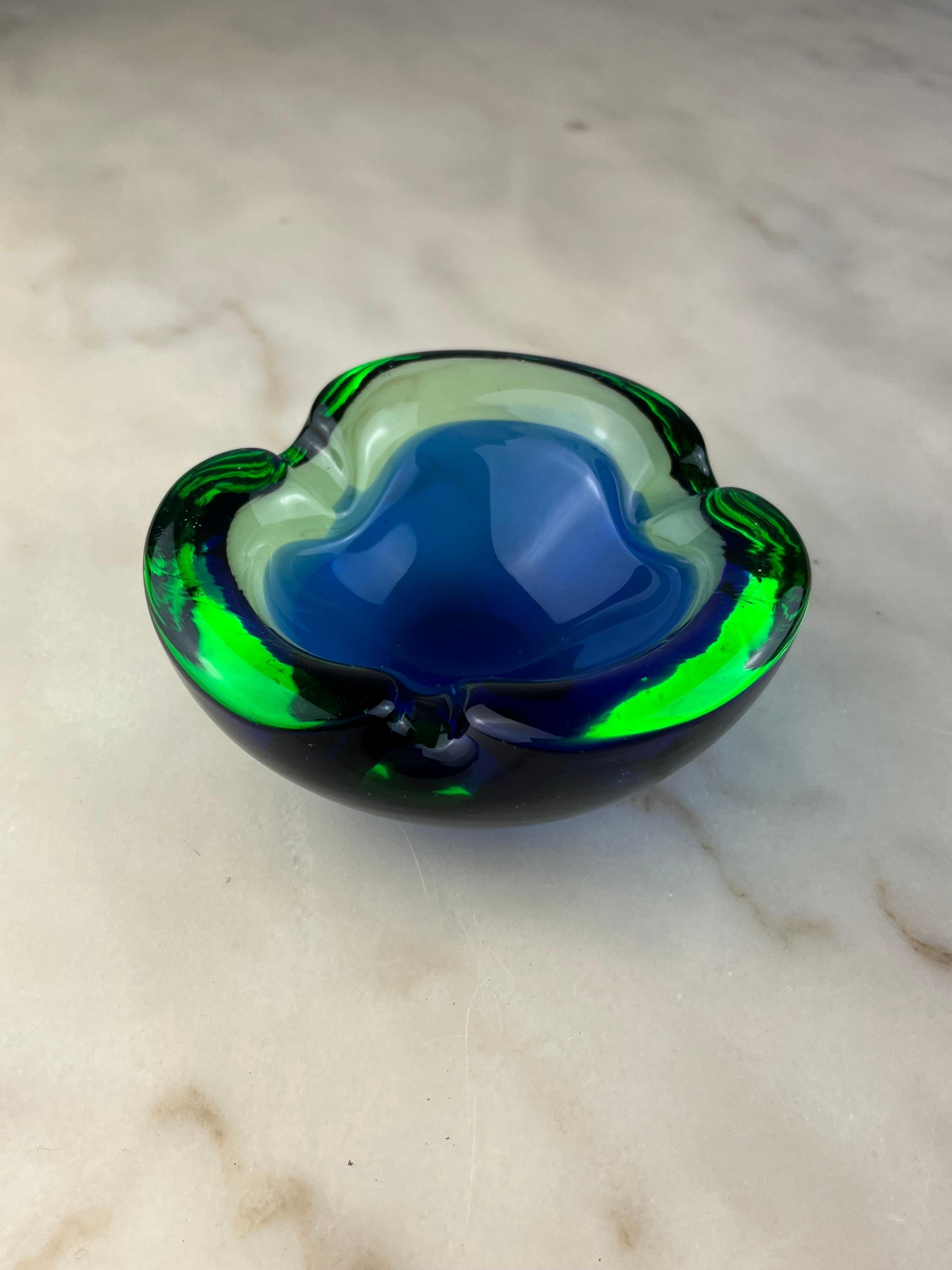 Murano submerged glass ashtray/valet tray, Italy, 1960s.
Small signs of the time, it is intact.
Polychrome, belonged to my great-grandfather.