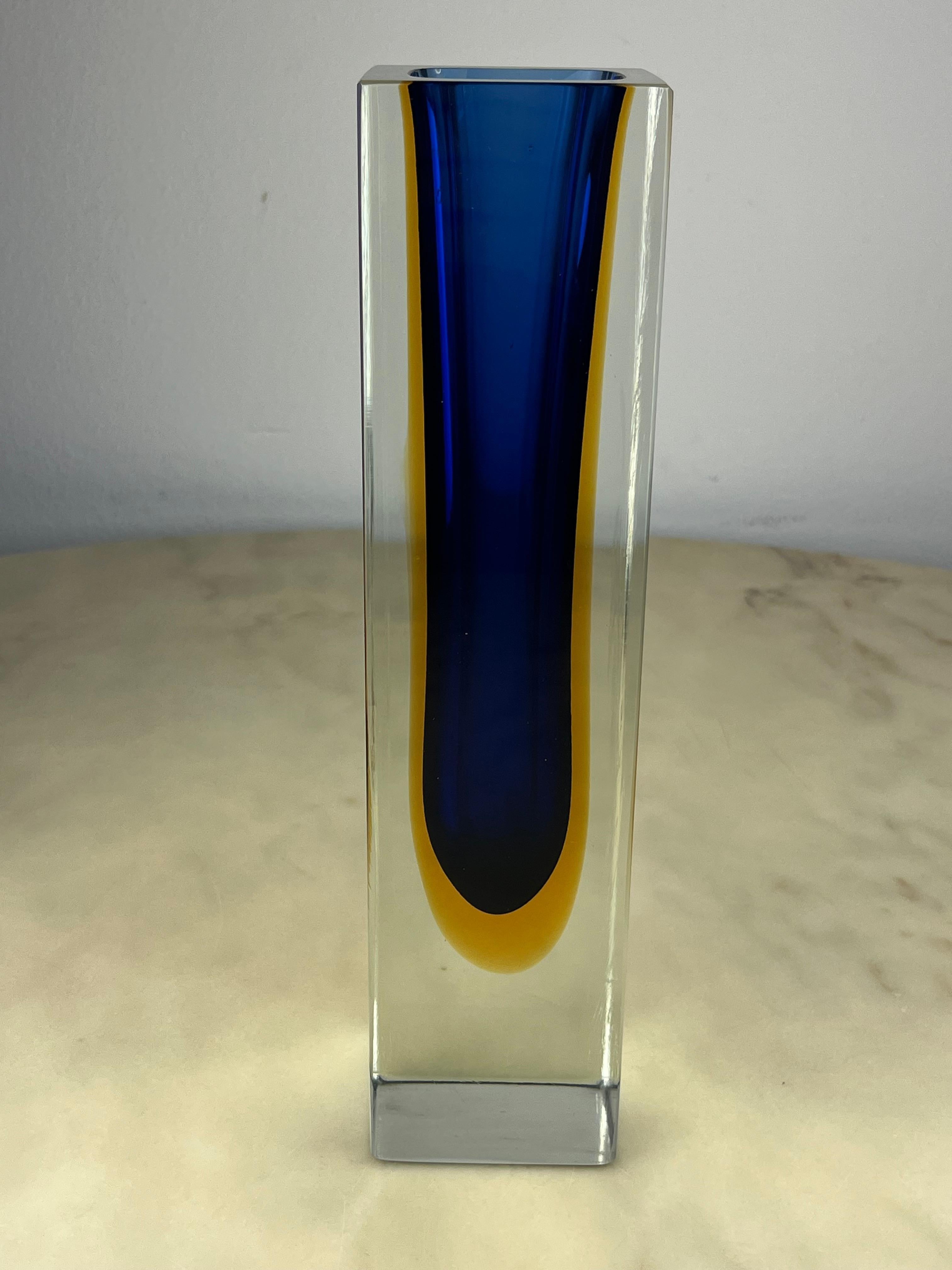 Murano-Vase aus getauchtem Glas, 30 cm hoch, Flavio Poli zugeschrieben, Italien, 1970er Jahre
Es war immer im Besitz meiner Familie und ist in ausgezeichnetem Zustand. Es hat einen sehr kleinen Chip, fast unsichtbar.
Es wurde von meinen Großeltern