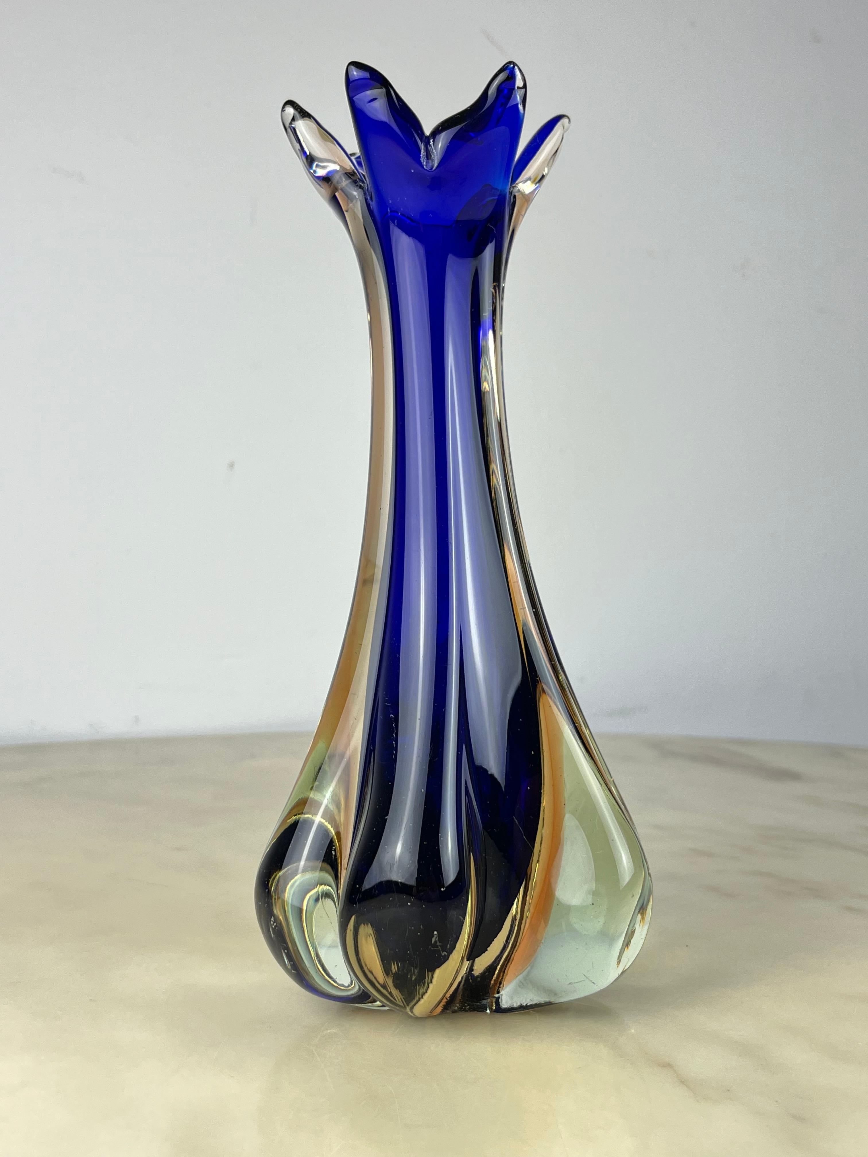 Murano submerged glass vase, Italy, 1970s
Intact and in good condition. Imperceptible signs of aging.
Observe the air bubbles inside the glass, evidence of the craftsmanship.
