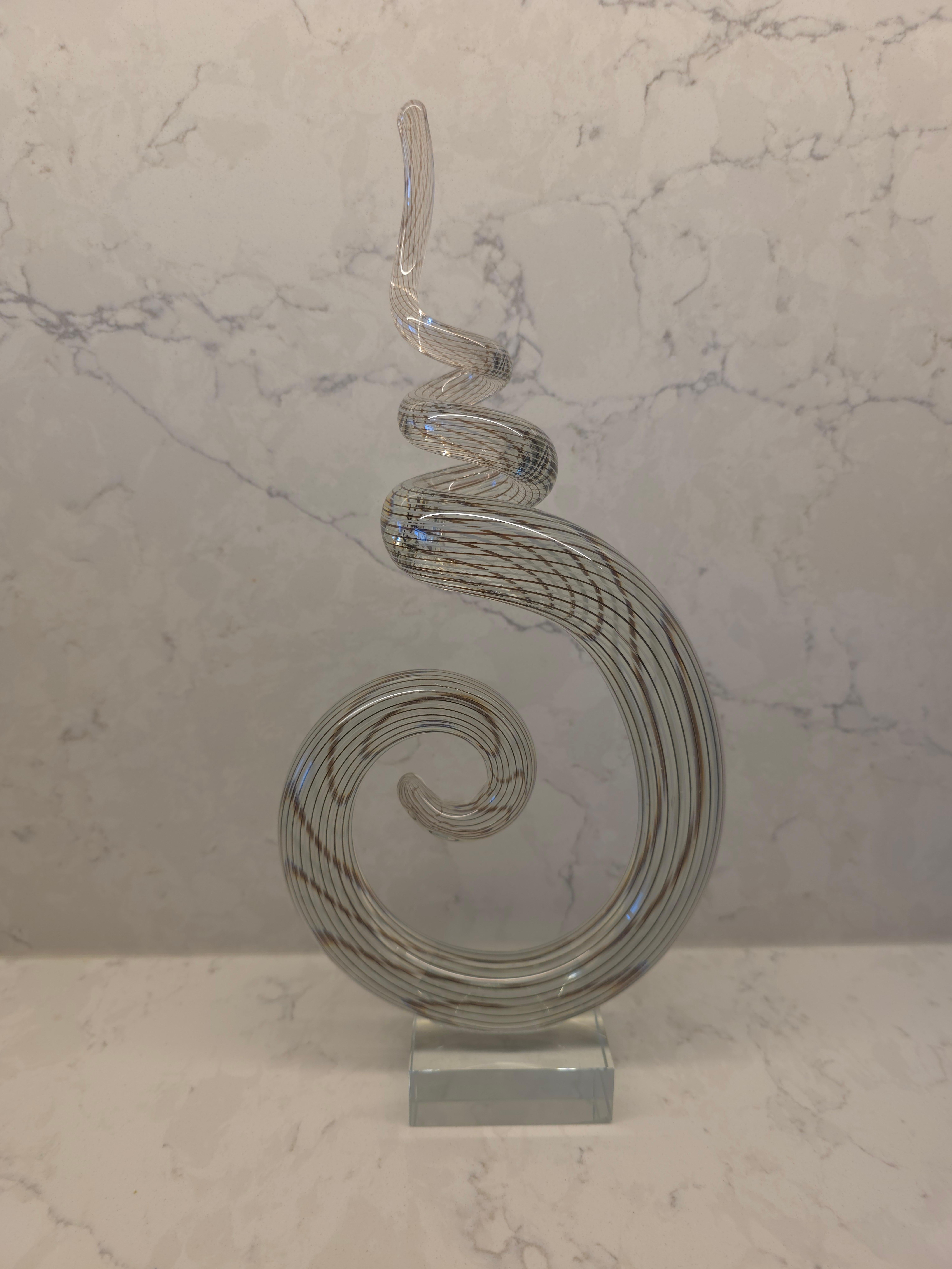 Splendida scultura decorativa in vetro artistico di Murano a spirale. Questa straordinaria scultura decorativa è caratterizzata da una tecnica di vetro artistico marrone cioccolato scuro che si sviluppa su tutto il pezzo. Il pezzo in sé assomiglia a