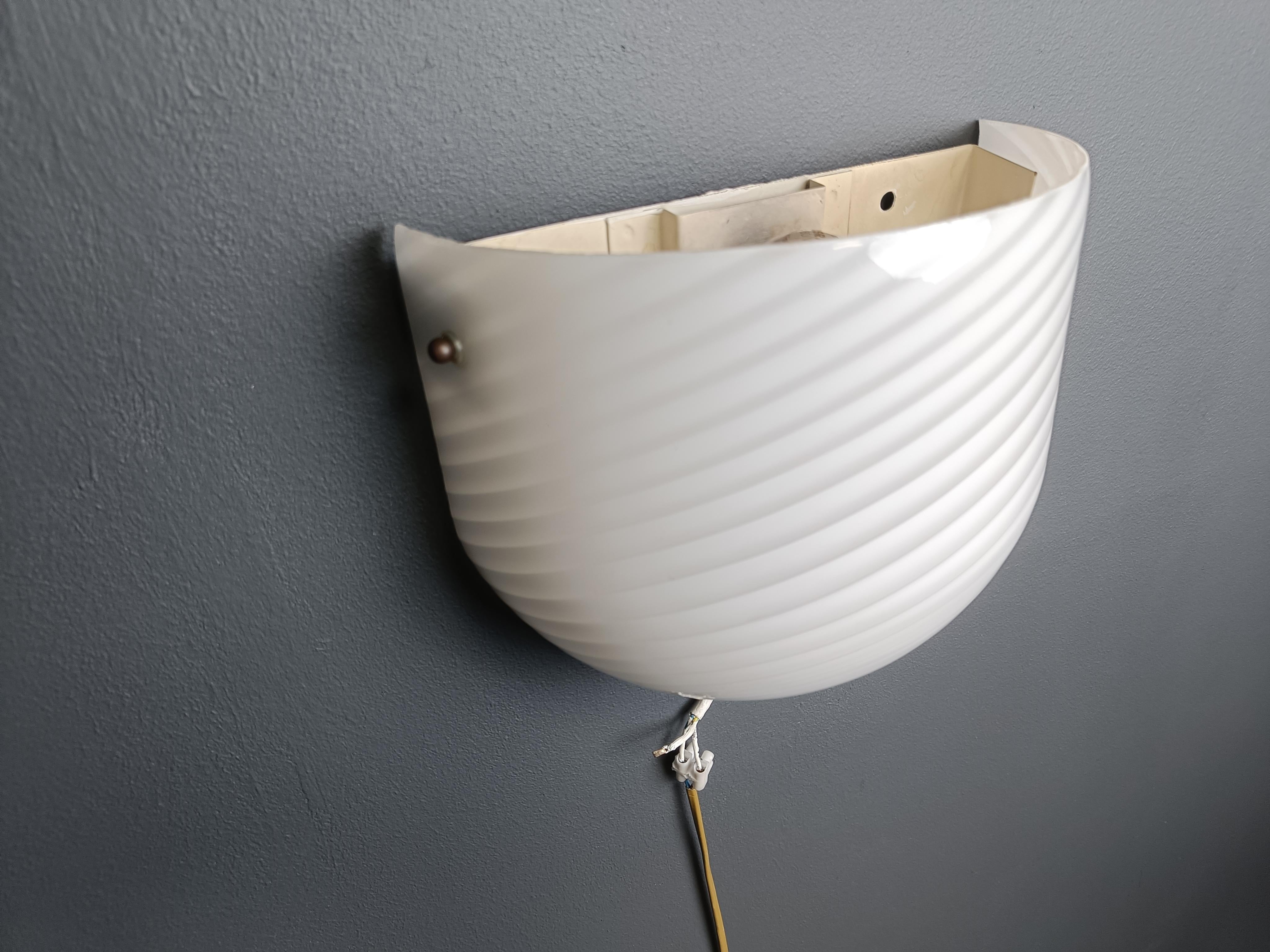 Vintage wall sconce in white Swirl Murano glass with structure in a white painted metal fixture with brass elements. Production VM 'Vetri Murano

Italy - 1970s 

Good condition, tested and ready to use with a regular E27 light bulb.

The lamp emits