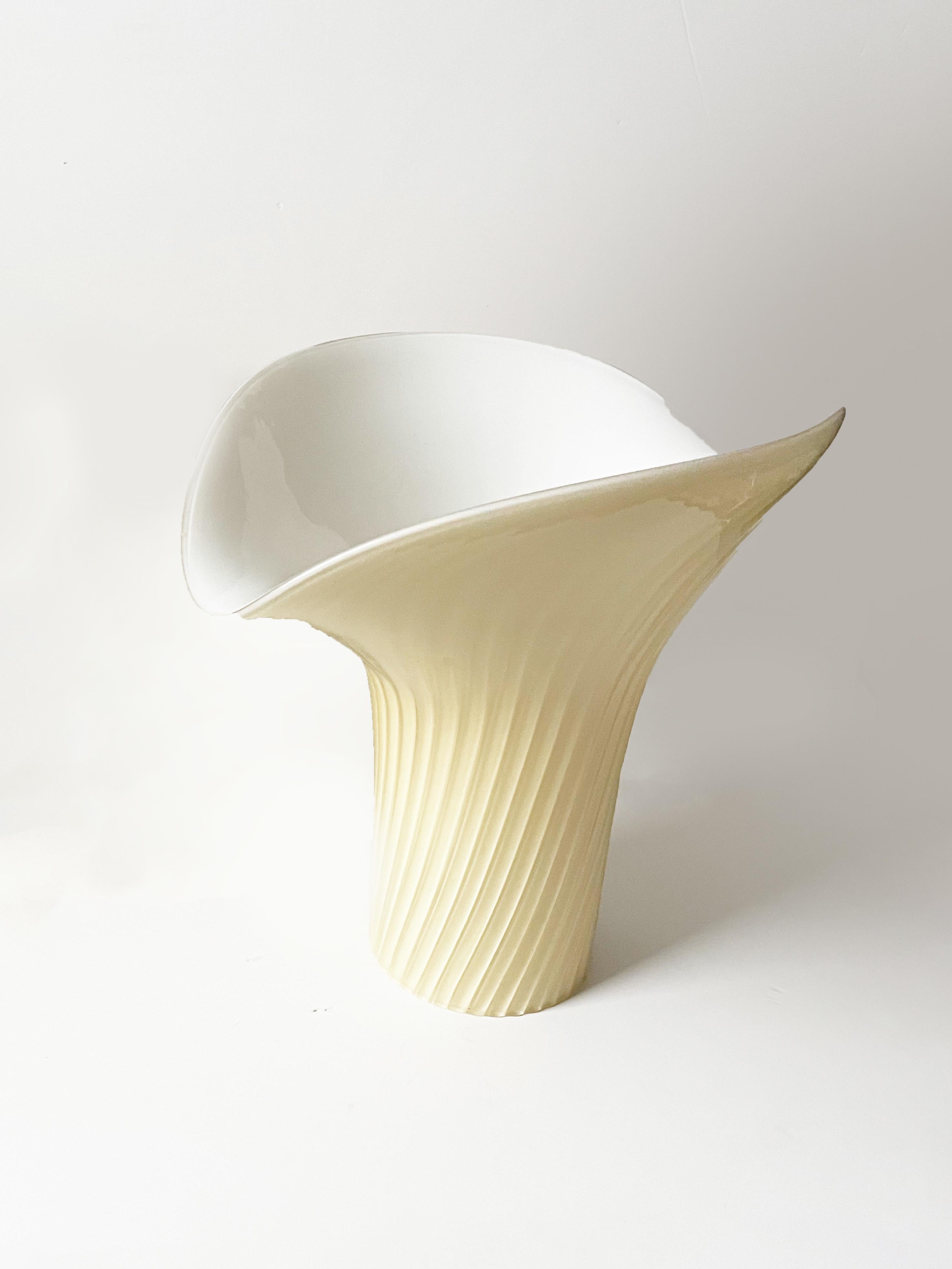 Appelée à l'origine lys calla, cette lampe Murano de couleur crème donne également des pleurotes. Le verre ivoire tourbillonné a une qualité plus douce que les versions typiques à rayures blanches. Vintage en provenance d'Italie et comprenant un
