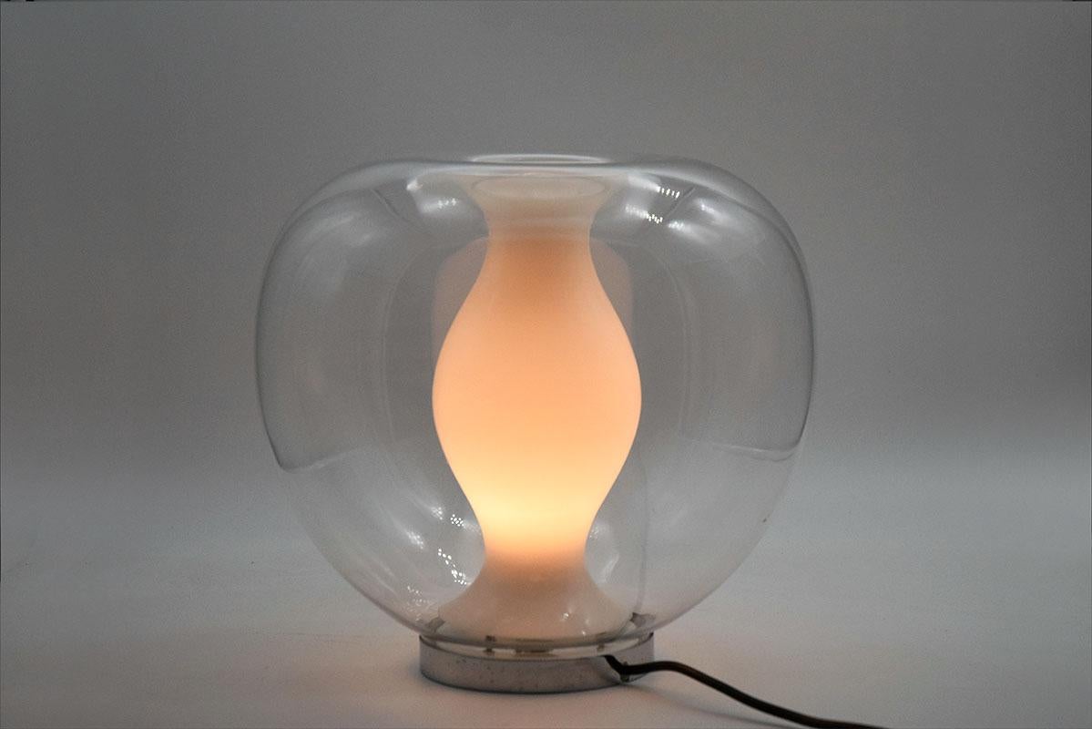 Murano 1970s table lamp.
In transparent blown glass with Amphora-shaped opaline glass diffuser inside, chromed metal base, original electrical system.
In excellent condition.