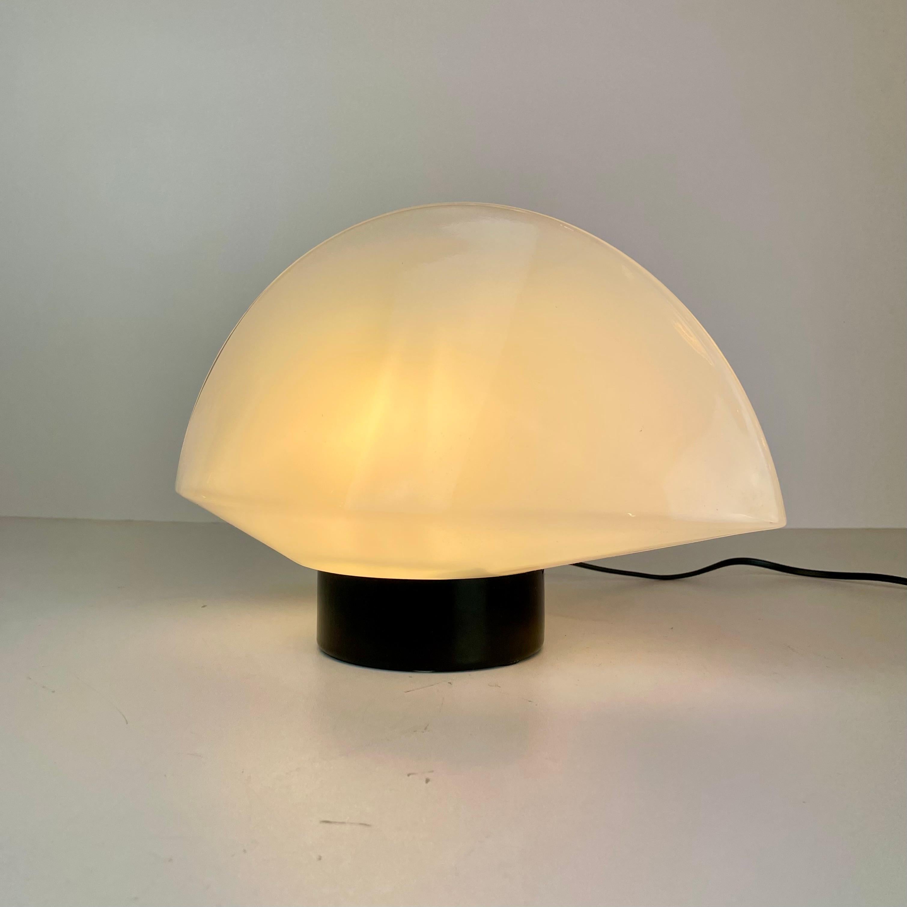 Italian table lamp made white Murano glass on a black metal base, designed in the 1980’s.
-
Lampe de table italienne en verre de Murano blanc sur une base en métal noir, conçue dans les années 1980.

Origin: Italy
Design period: 1980s
Materials: