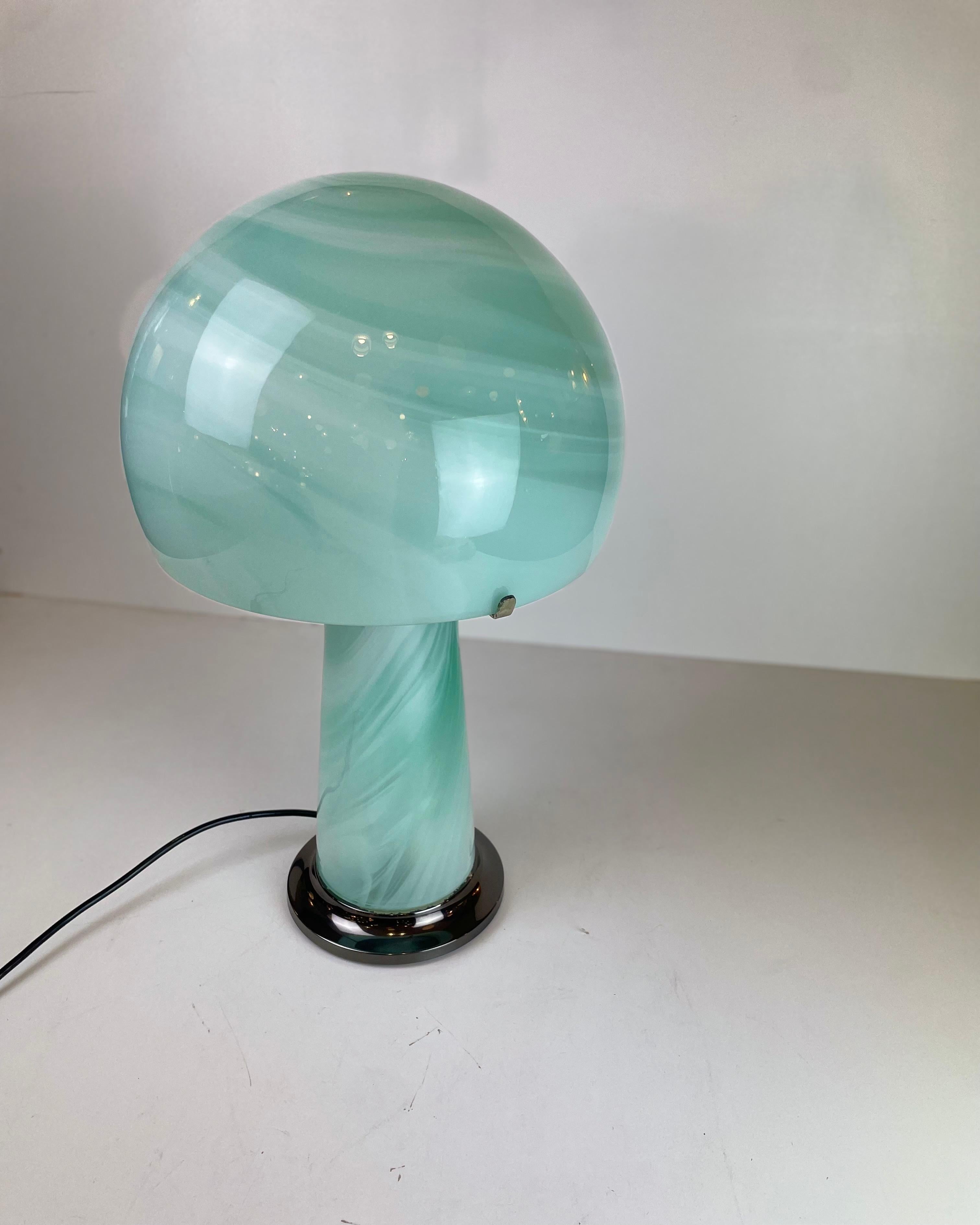 Italian table -made of green and white marbled Murano glass with a gun metal finish base.Possessed a double light source that can be light-up all together or separately. Designed in Murano in the 1980’s.
-
Table italienne en verre de Murano marbré