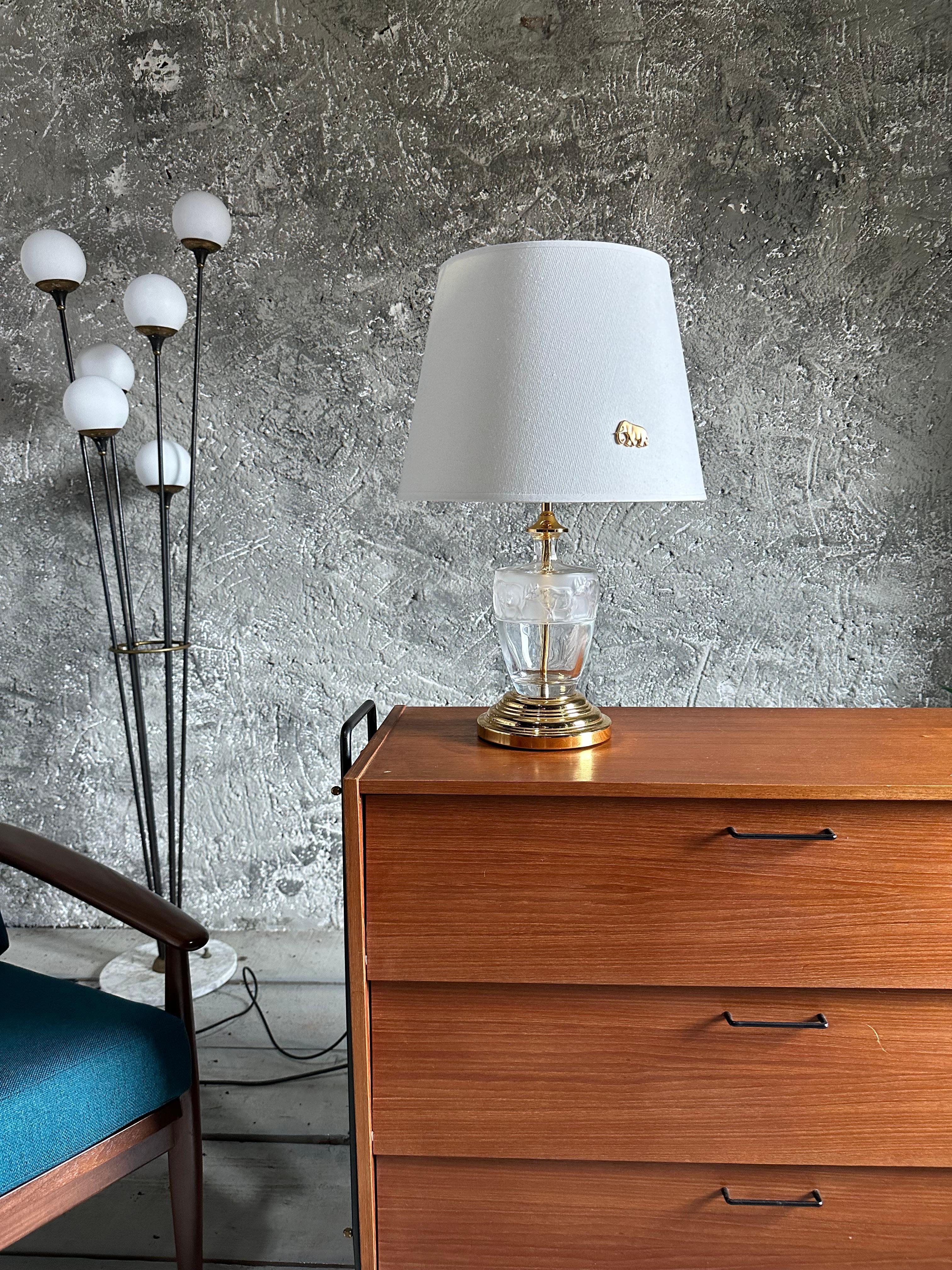 Lampe de table Murano, Africa Rhino Design, givre et verre moulé

Laiton et verre. Italie années 1960.

haute qualité. parfait état.
