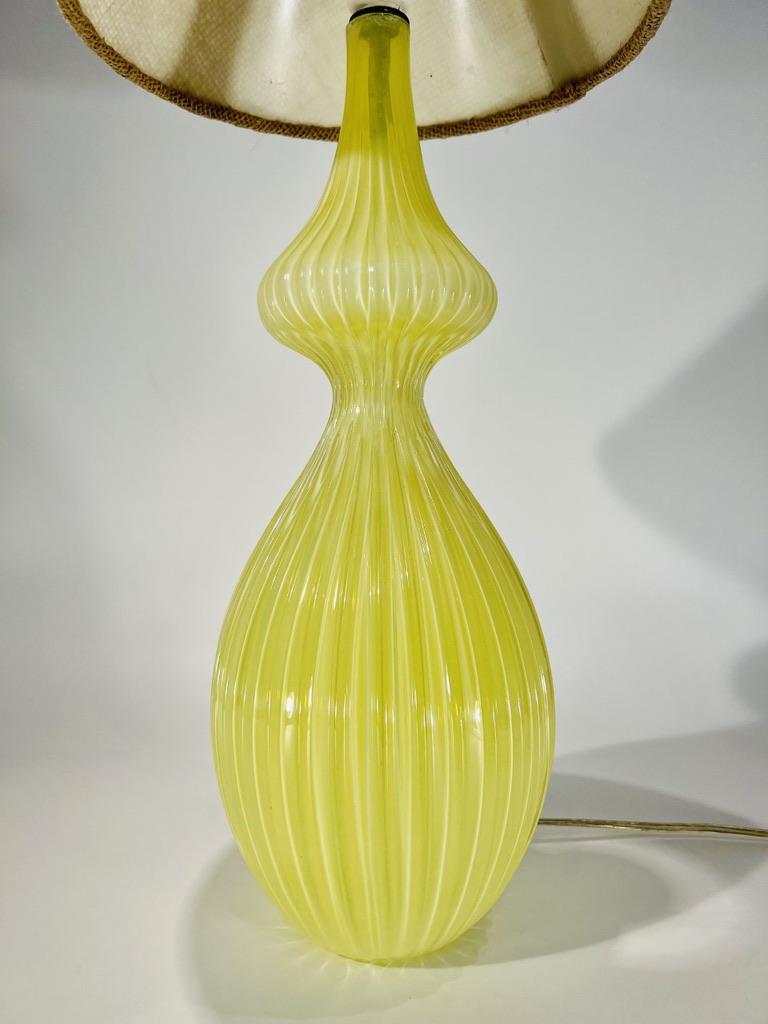 Style international Lampe de table Murano attribuée à Seguso Vetri d'Arte circa 1950 en vente