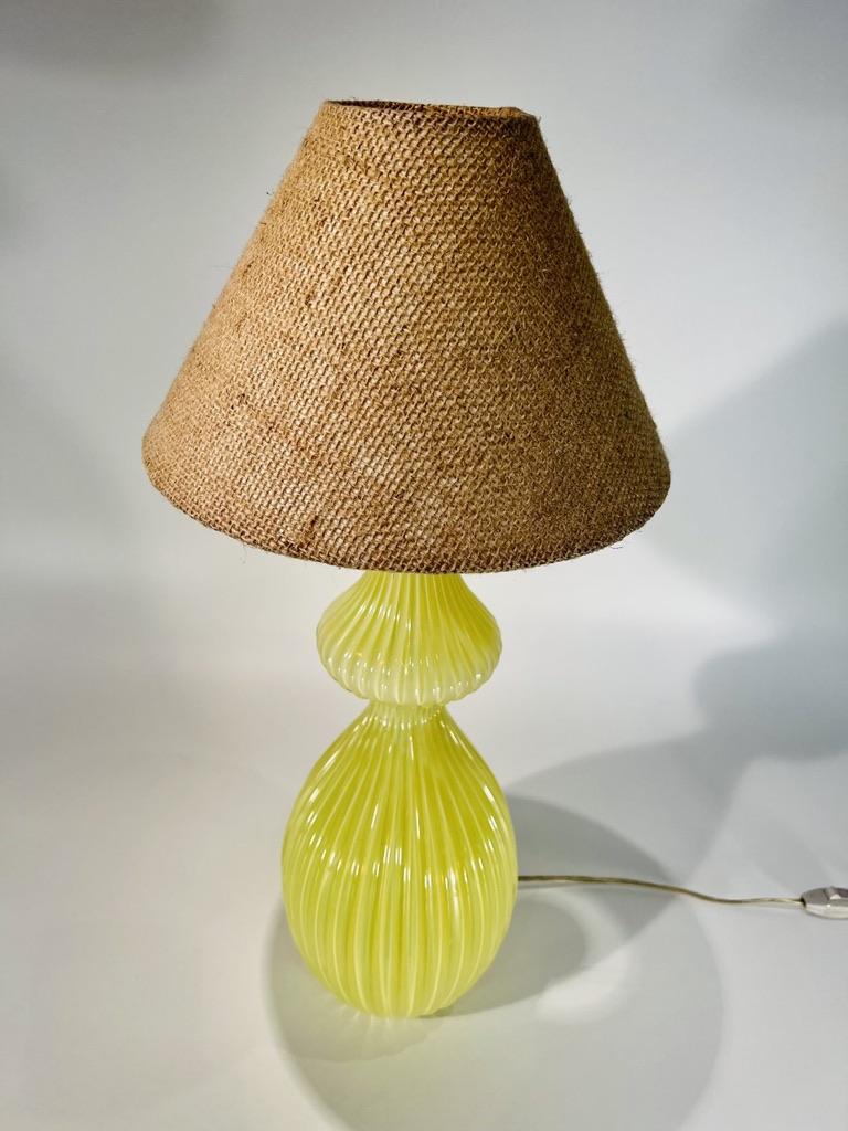 italien Lampe de table Murano attribuée à Seguso Vetri d'Arte circa 1950 en vente