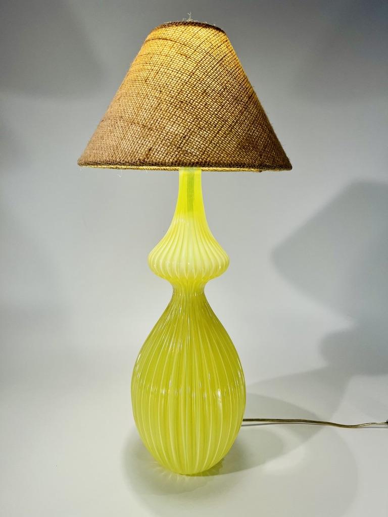 Lampe de table Murano attribuée à Seguso Vetri d'Arte circa 1950 Excellent état - En vente à Rio De Janeiro, RJ