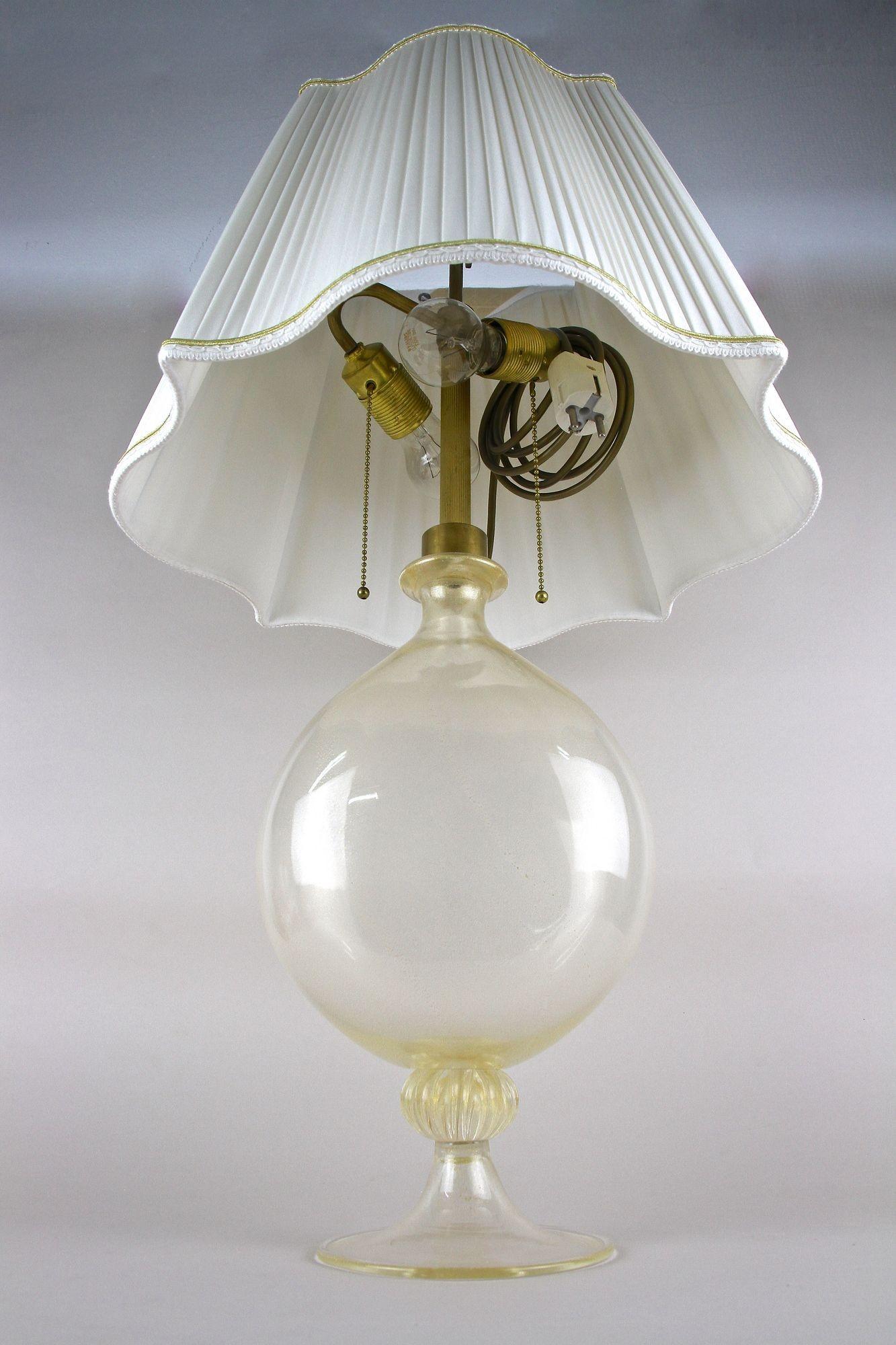 Lampada da tavolo di Murano di Barovier & Tosso con scaglie d'oro 24K, Italia 1960 In condizioni buone in vendita a Lichtenberg, AT