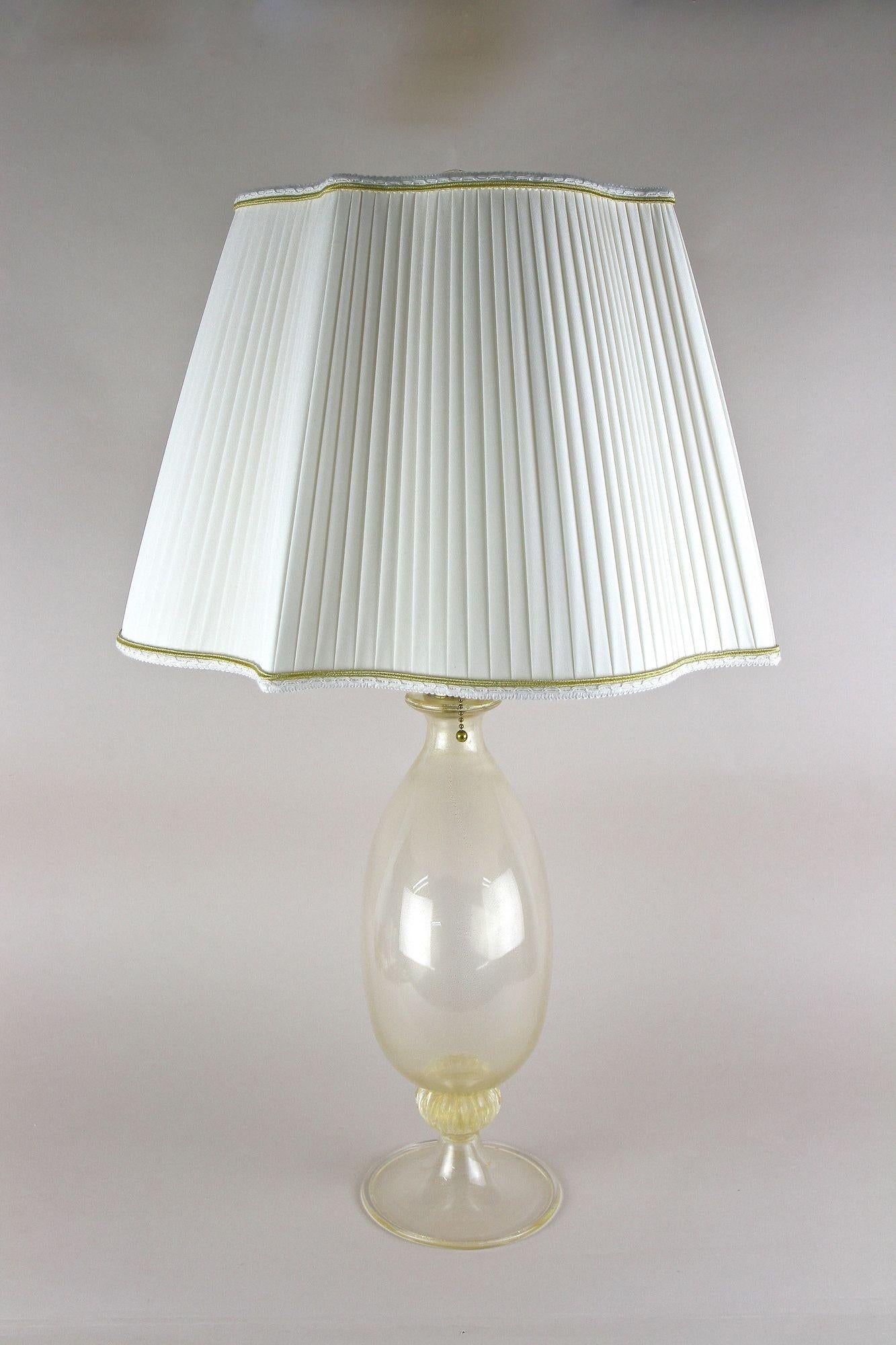 Lampada da tavolo di Murano di Barovier & Tosso con scaglie d'oro 24K, Italia 1960 in vendita 1