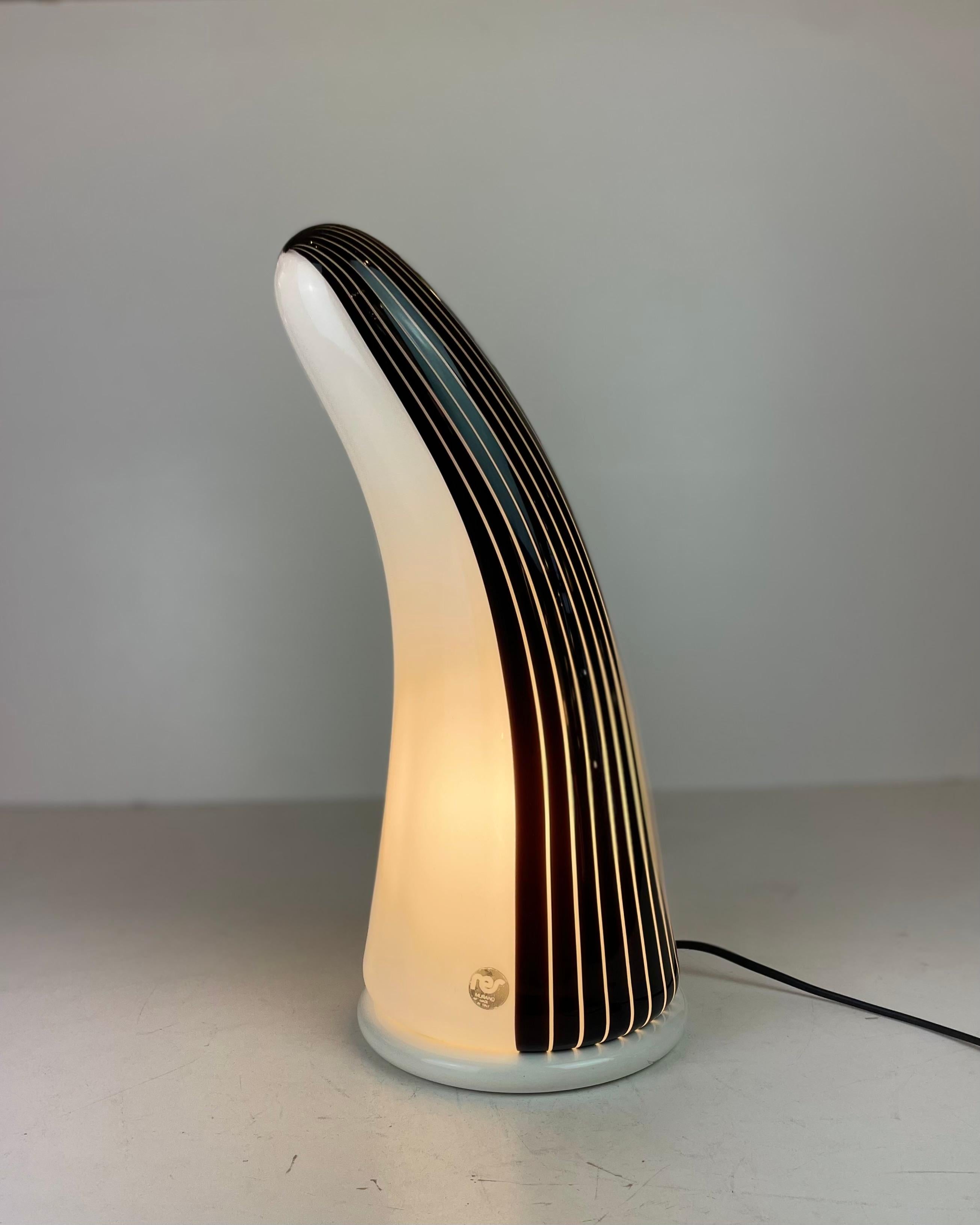 Sorprendente lámpara de sobremesa de cristal de Murano rayado en blanco y negro, con forma de ballena saltando fuera del agua. Diseñado por Res en Venecia en la década de 1980.
-
Producido en: Isla de Murano
Origen: Italia
Periodo de diseño: