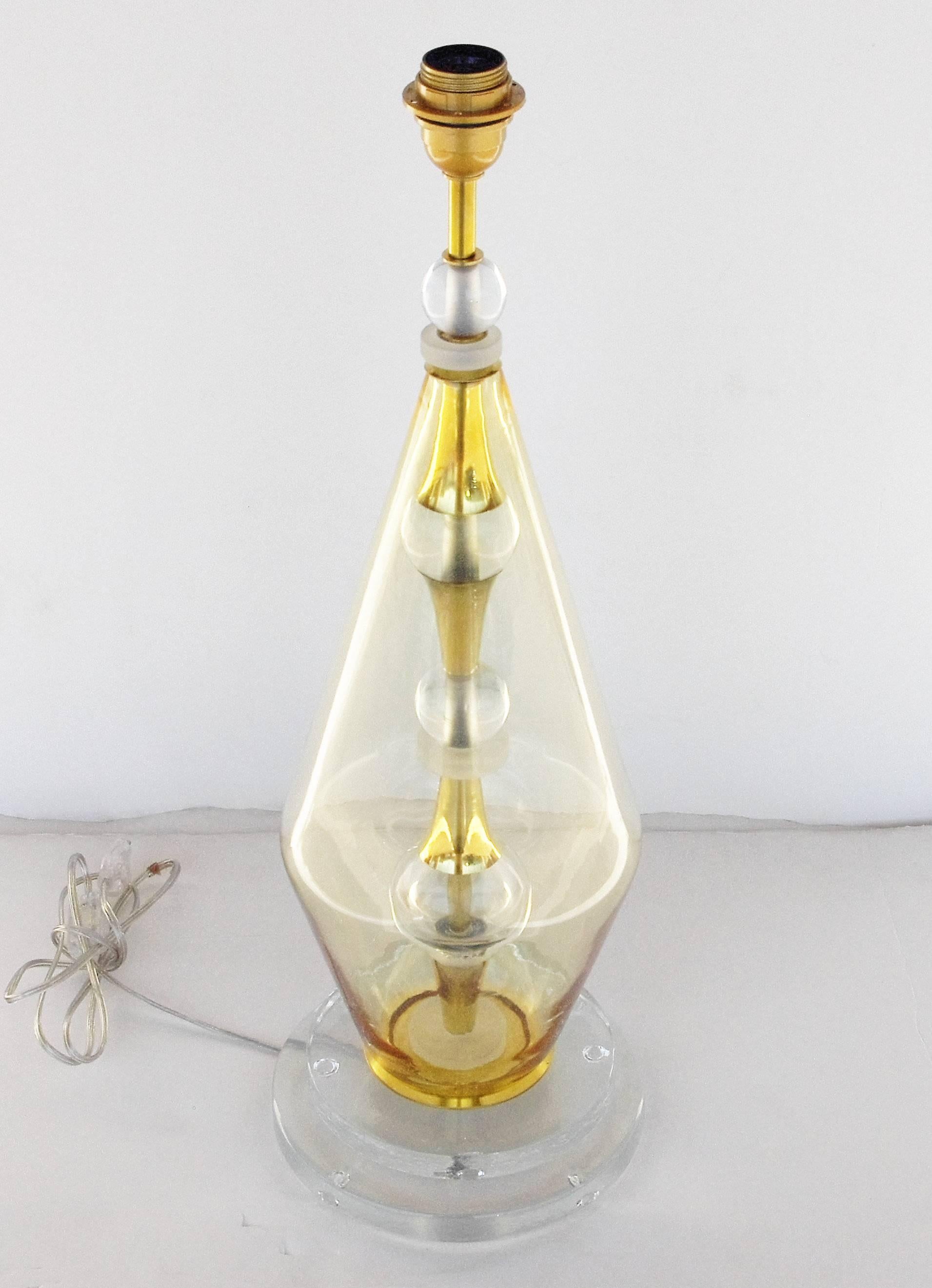 Vintage Italian Murano glass table lamp with gold infused and transparent Murano glasses, mounted on polished brass frame, in the style of Ettore Sottsass, made in Italy, circa 1980s
1 light / E26 or E27 type / max 60W
Measures: Height 25.5