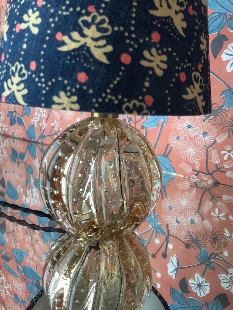 Murano-Tischlampe aus blassem Bernsteinglas mit gemustertem Lampenschirm:: Italien:: 1950er Jahre im Zustand „Gut“ in Copenhagen K, DK