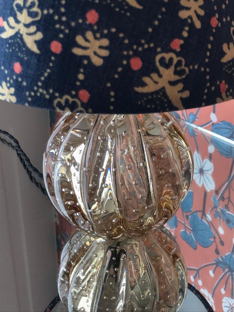 Murano-Tischlampe aus blassem Bernsteinglas mit gemustertem Lampenschirm:: Italien:: 1950er Jahre (Mitte des 20. Jahrhunderts)