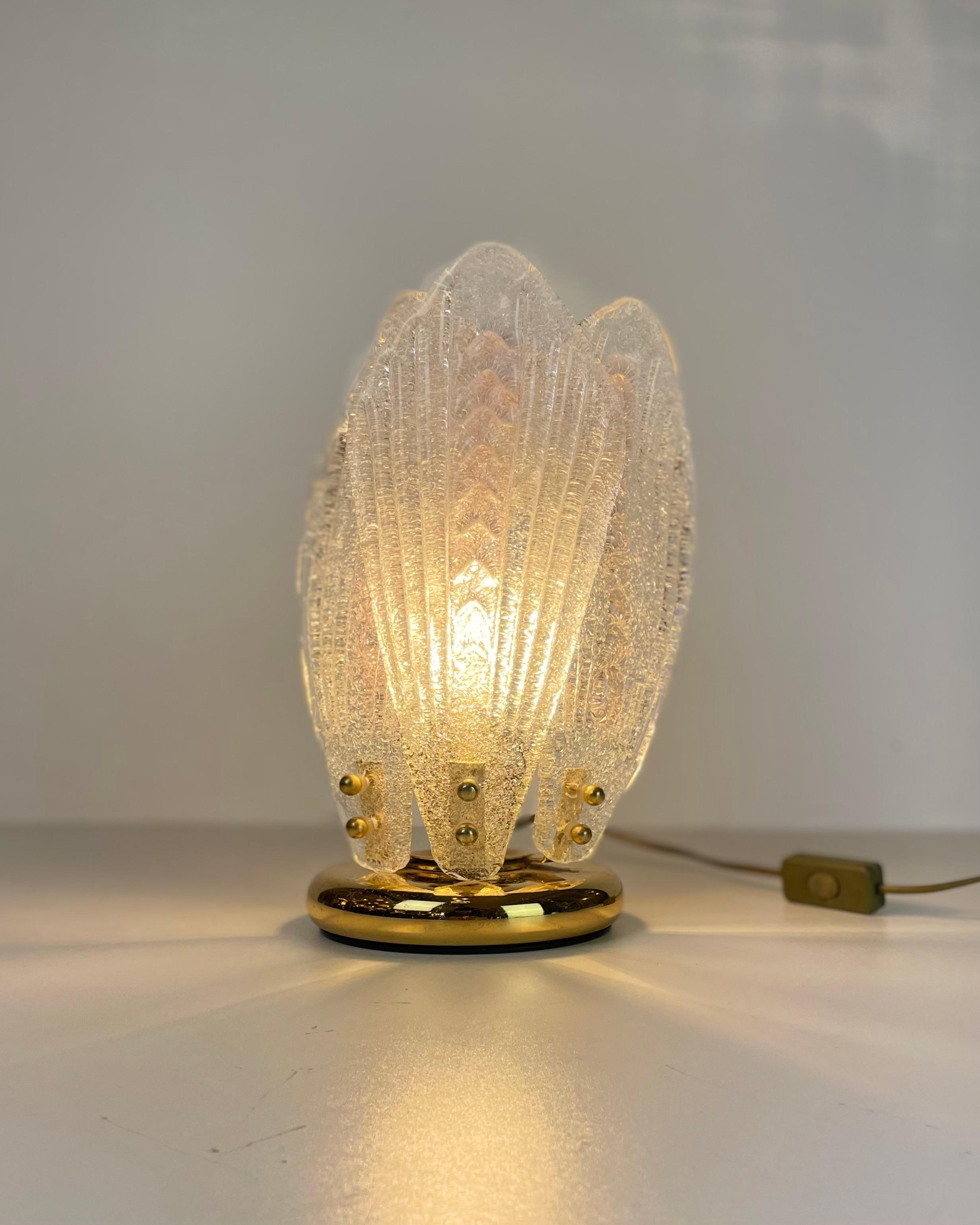 Foglie, lampe de table italienne composée de trois feuilles de verre de Murano rose et transparent 'graniglia' fixées sur une base en laiton brillant, conçue dans le style des années 1940 de Novaresi, dans les années 1980.
-
Foglie, lampe de table